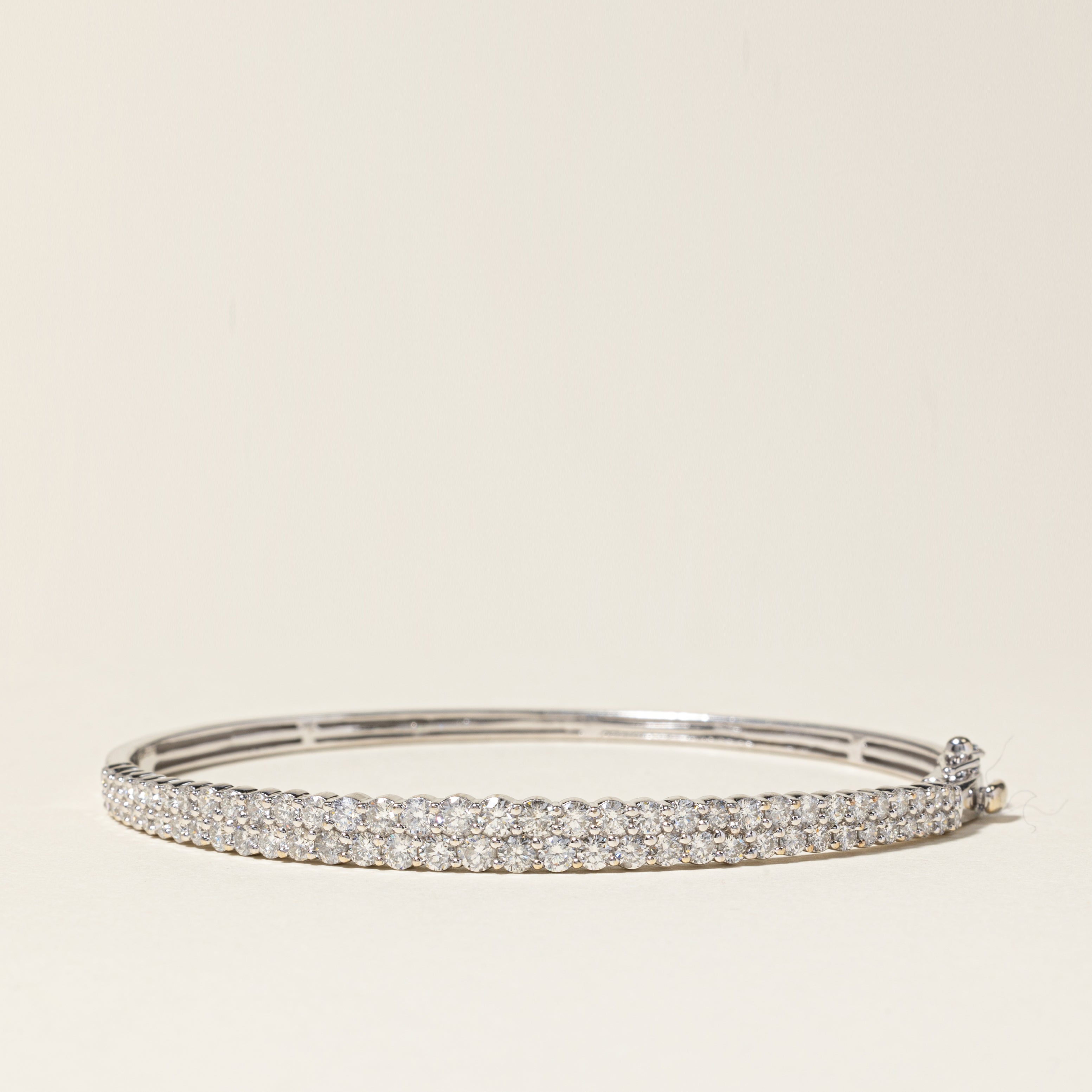 Bracelet jonc ovale en or blanc 14 carats serti de diamants | 3,23 ct au total | 19 cm