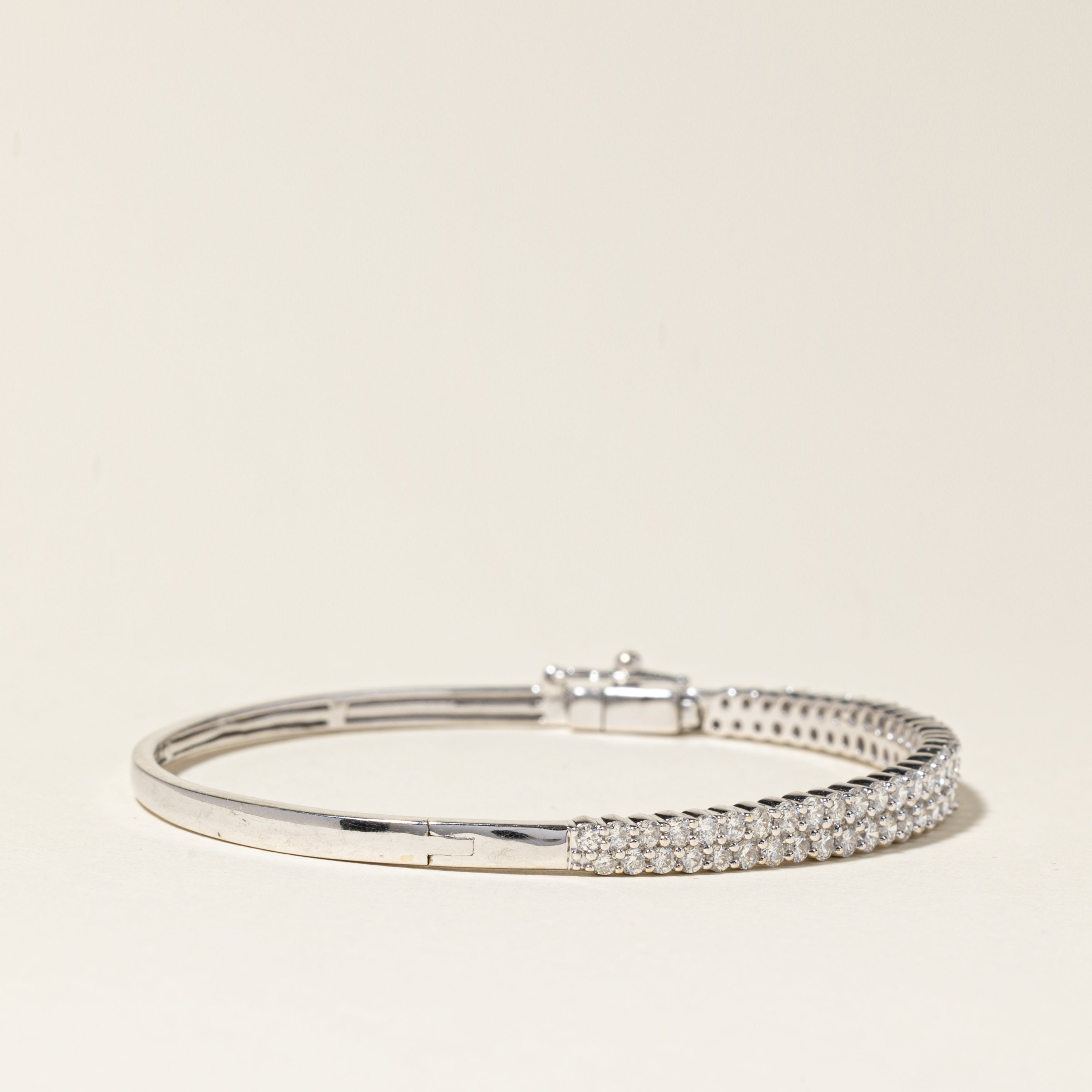 Bracelet jonc ovale en or blanc 14 carats serti de diamants | 3,23 ct au total | 19 cm