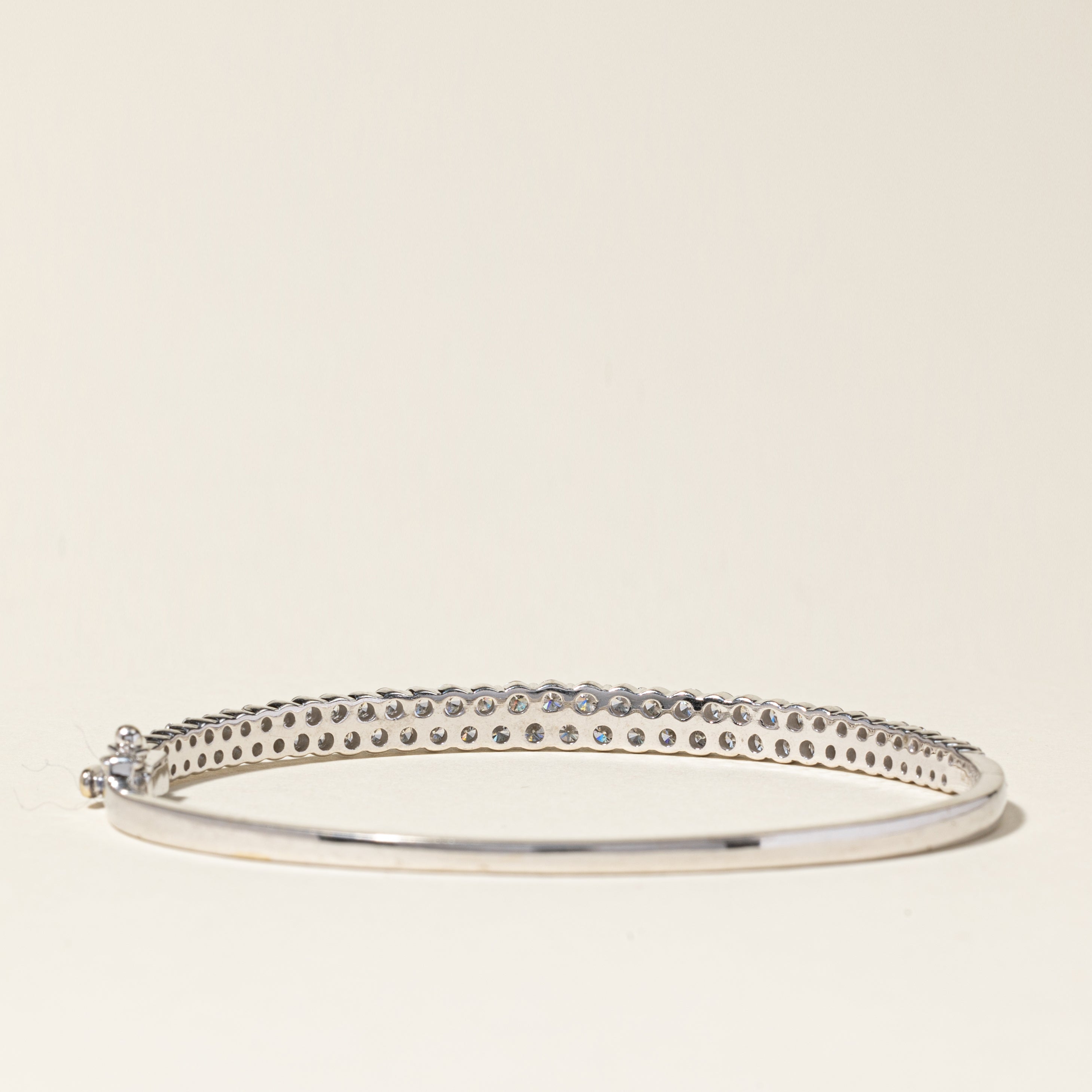 Bracelet jonc ovale en or blanc 14 carats serti de diamants | 3,23 ct au total | 19 cm