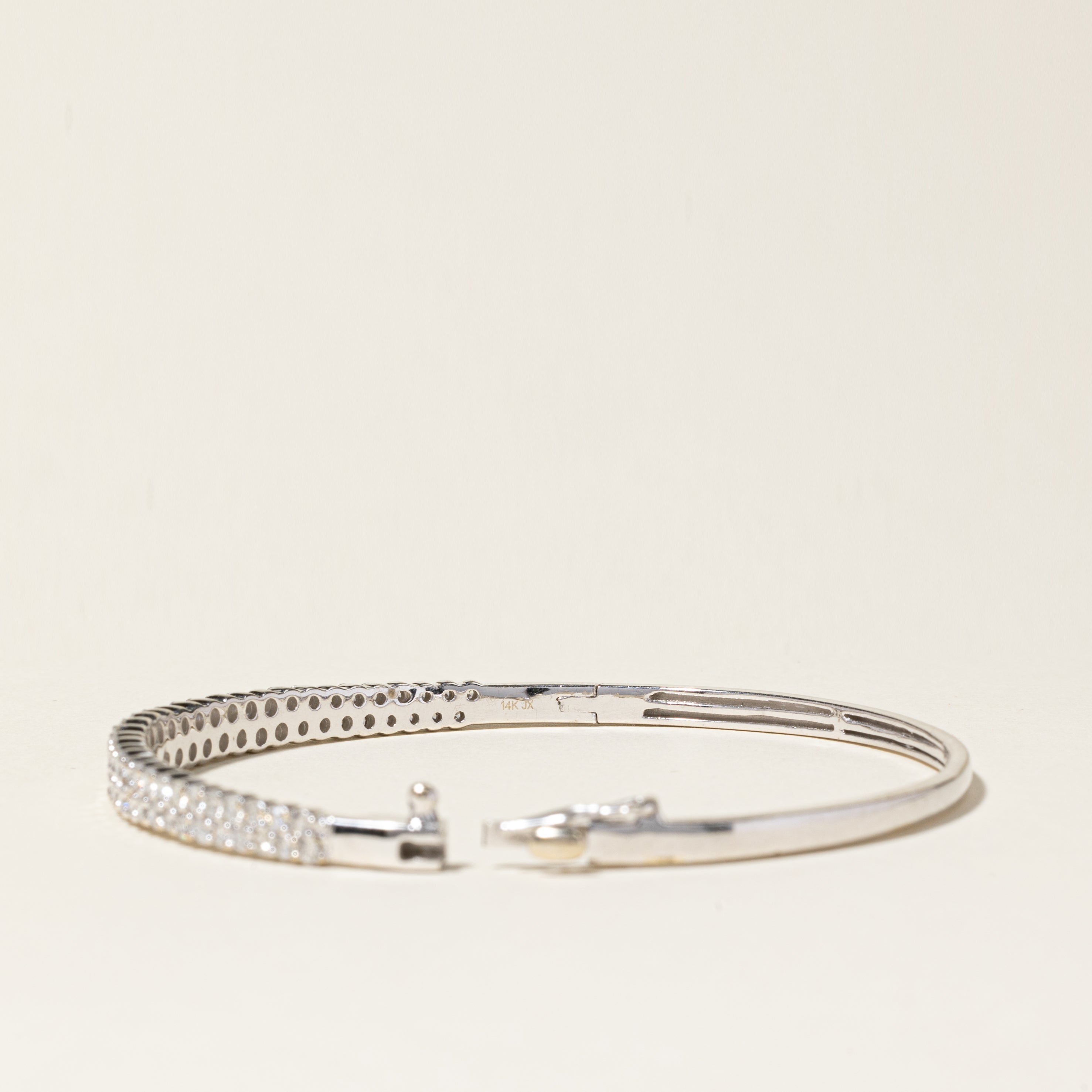 Bracelet jonc ovale en or blanc 14 carats serti de diamants | 3,23 ct au total | 19 cm