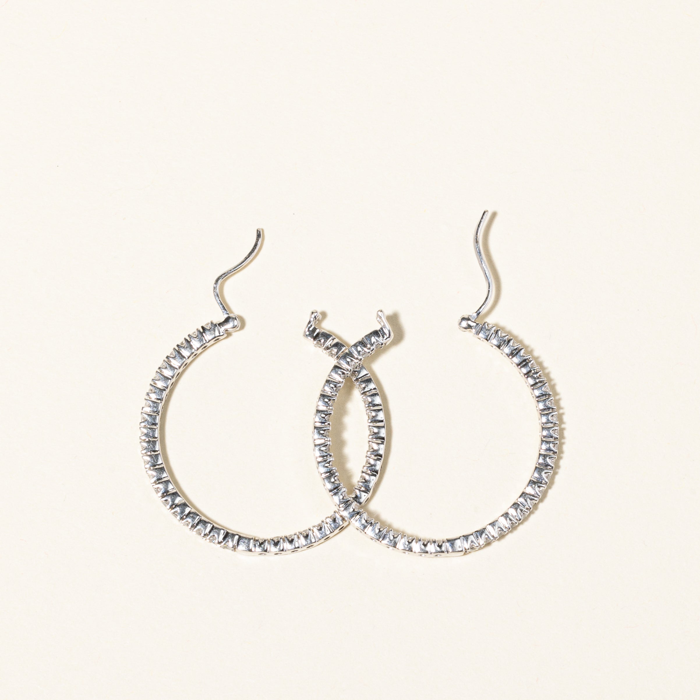 Boucles d'oreilles créoles en or blanc 14 carats et diamants | 0,95 ct au total |