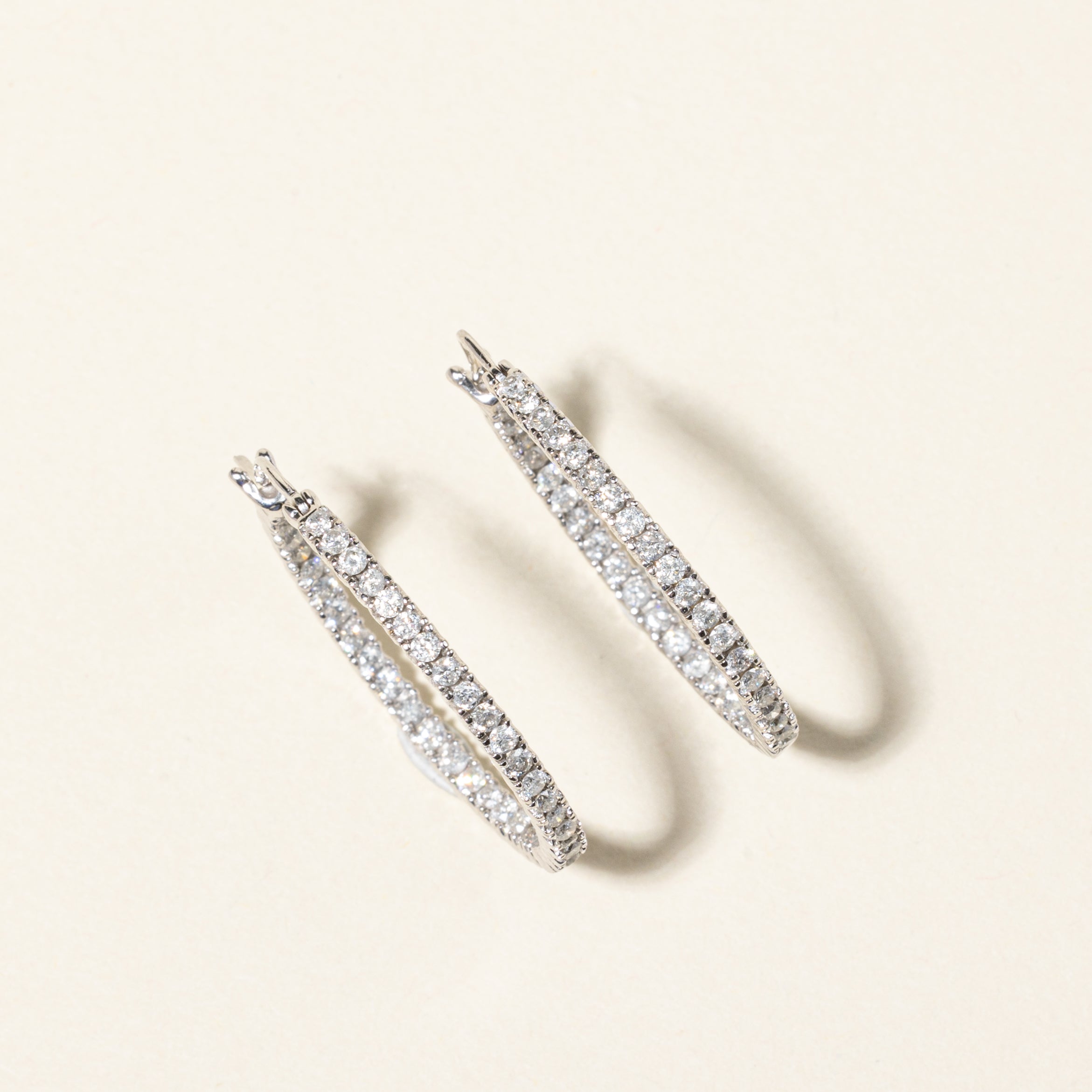 Boucles d'oreilles créoles en or blanc 14 carats et diamants | 0,95 ct au total |