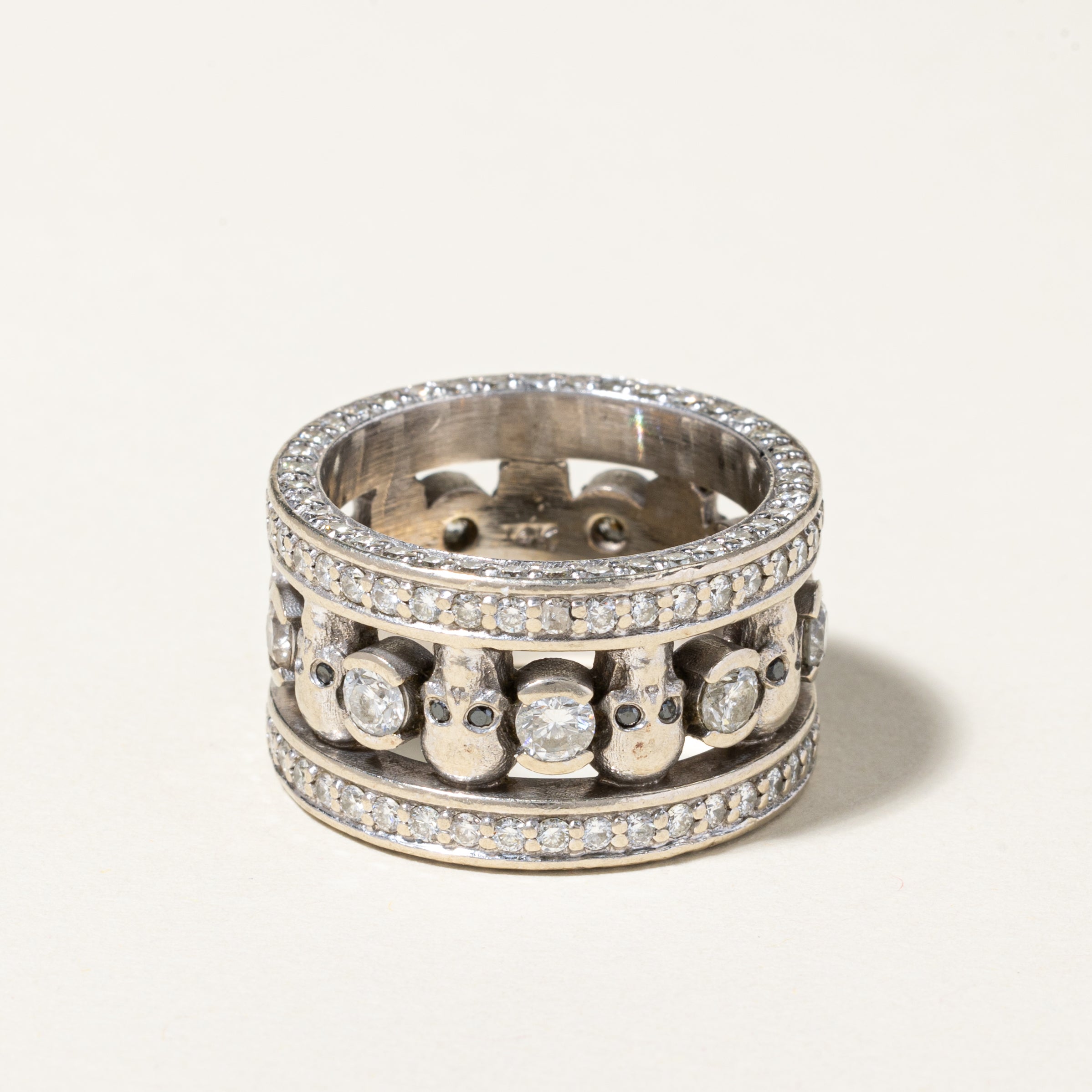 Bague en or blanc 14 carats sertie de diamants et de têtes de mort | 4,43 ct au total | Taille 9,75