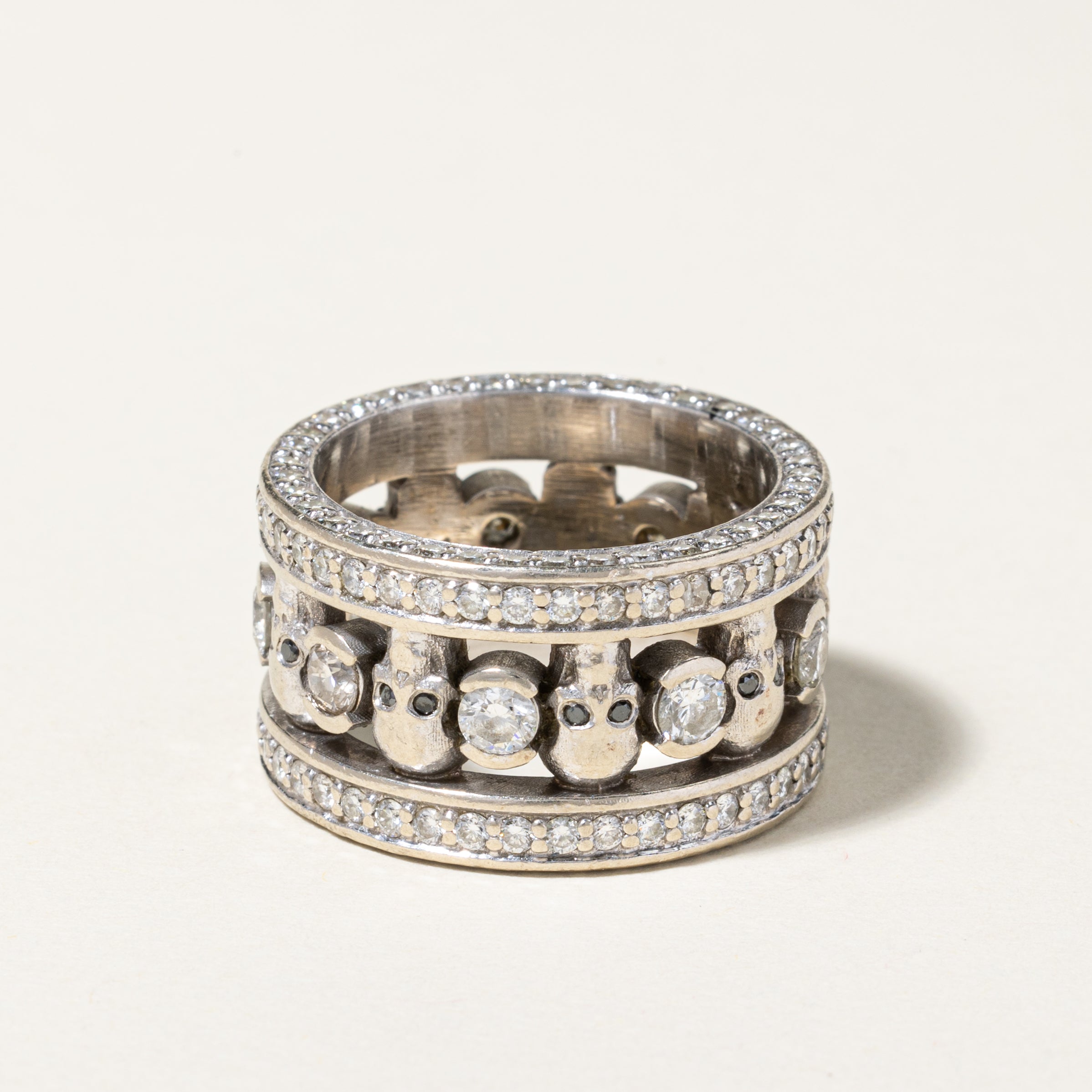 Bague en or blanc 14 carats sertie de diamants et de têtes de mort | 4,43 ct au total | Taille 9,75