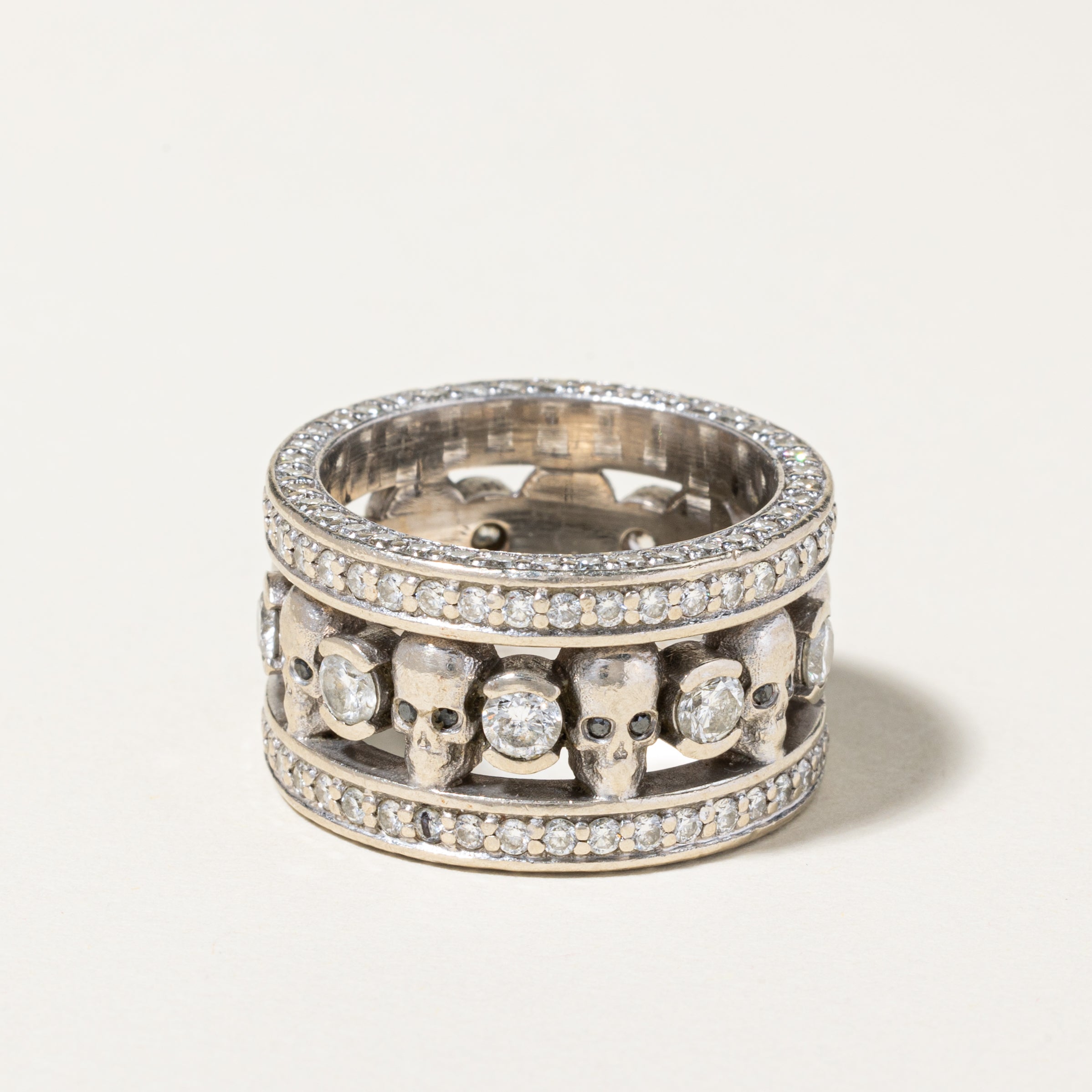Bague en or blanc 14 carats sertie de diamants et de têtes de mort | 4,43 ct au total | Taille 9,75