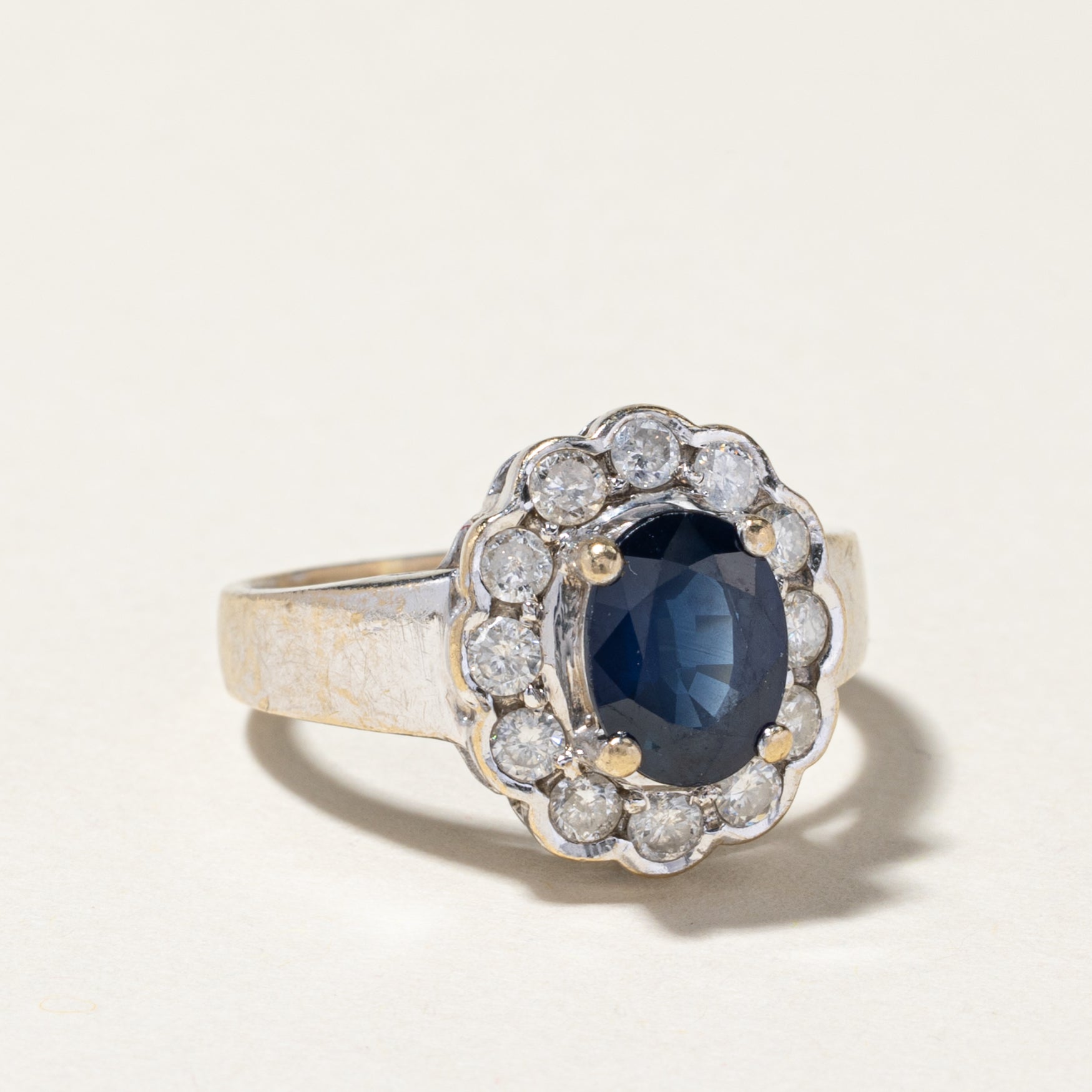 Bague en or blanc 18 carats avec halo de saphir bleu et diamants | 1,35 ct, 0,48 ct au total | Taille 6,5
