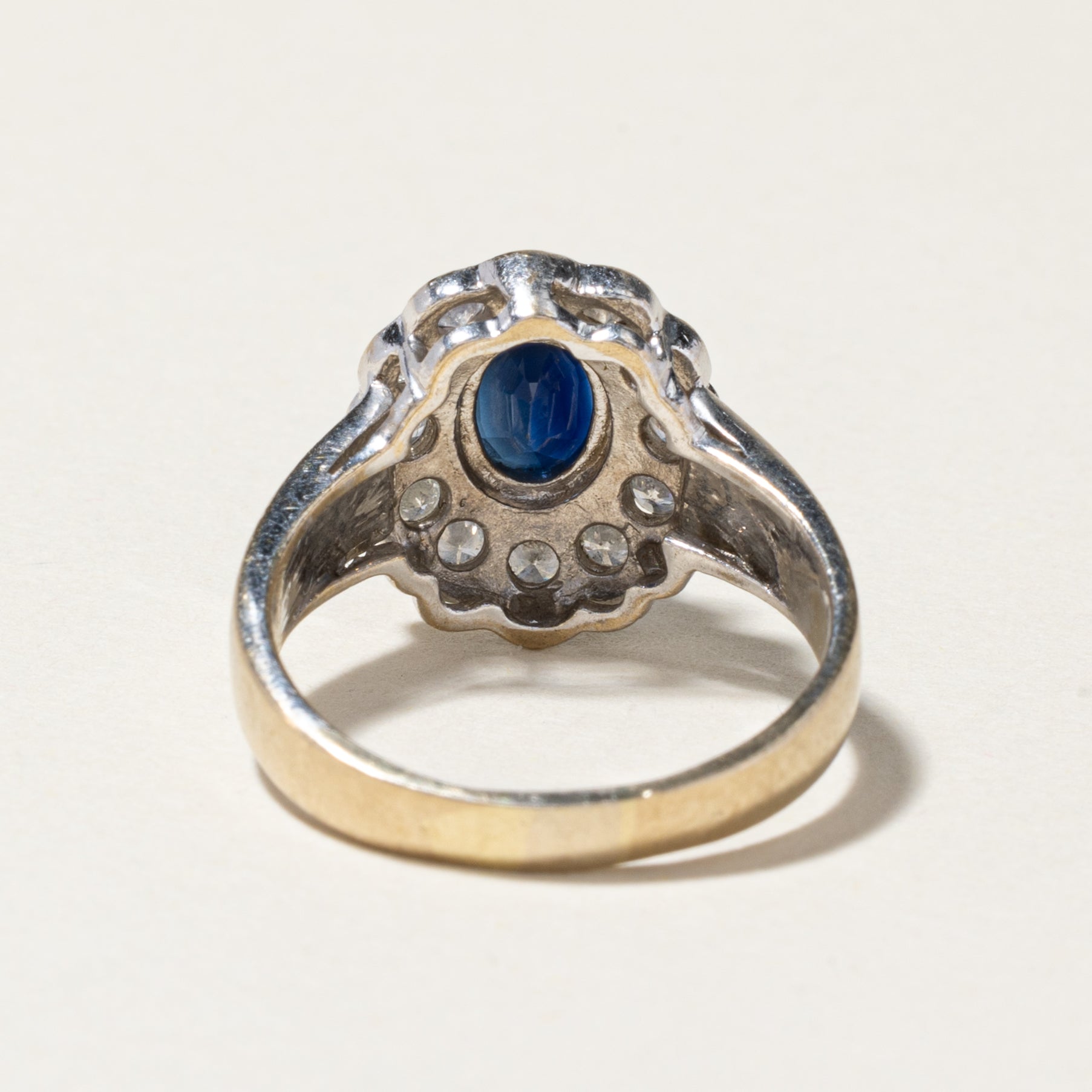 Bague en or blanc 18 carats avec halo de saphir bleu et diamants | 1,35 ct, 0,48 ct au total | Taille 6,5