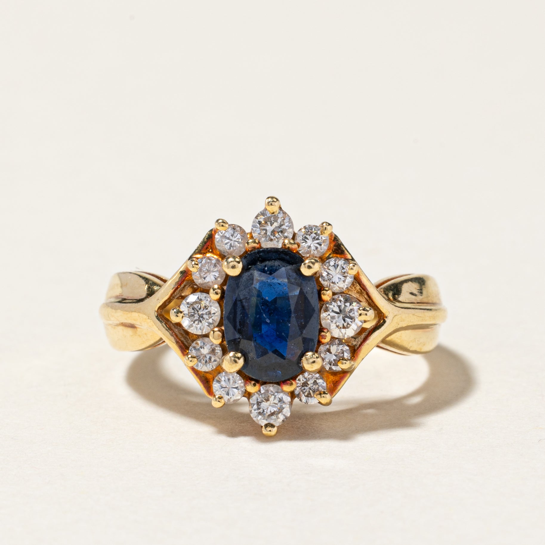 Bague halo en or jaune 18 carats sertie de saphirs et de diamants | 0,62 ct, 0,33 ct au total | Taille 5
