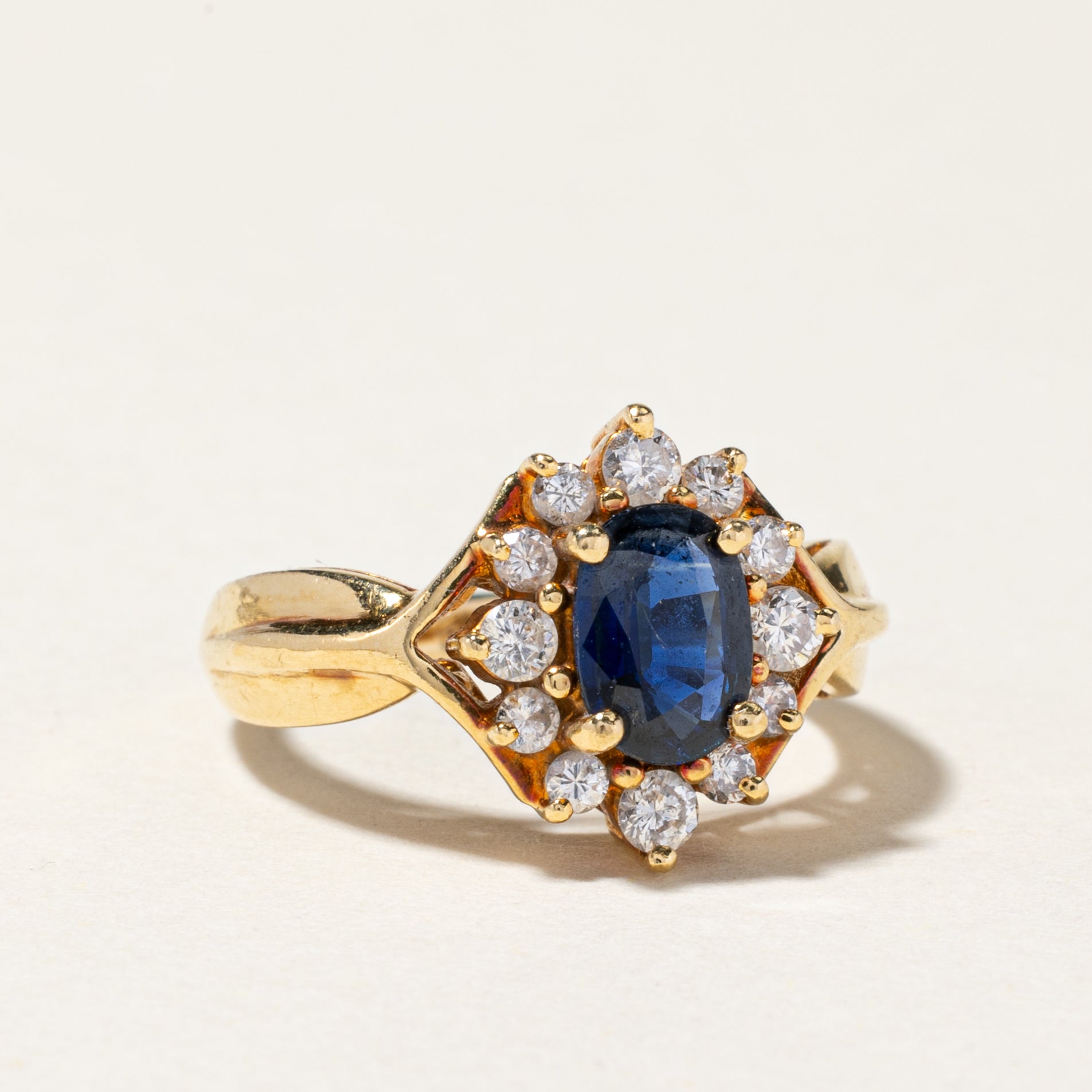 Bague halo en or jaune 18 carats sertie de saphirs et de diamants | 0,62 ct, 0,33 ct au total | Taille 5