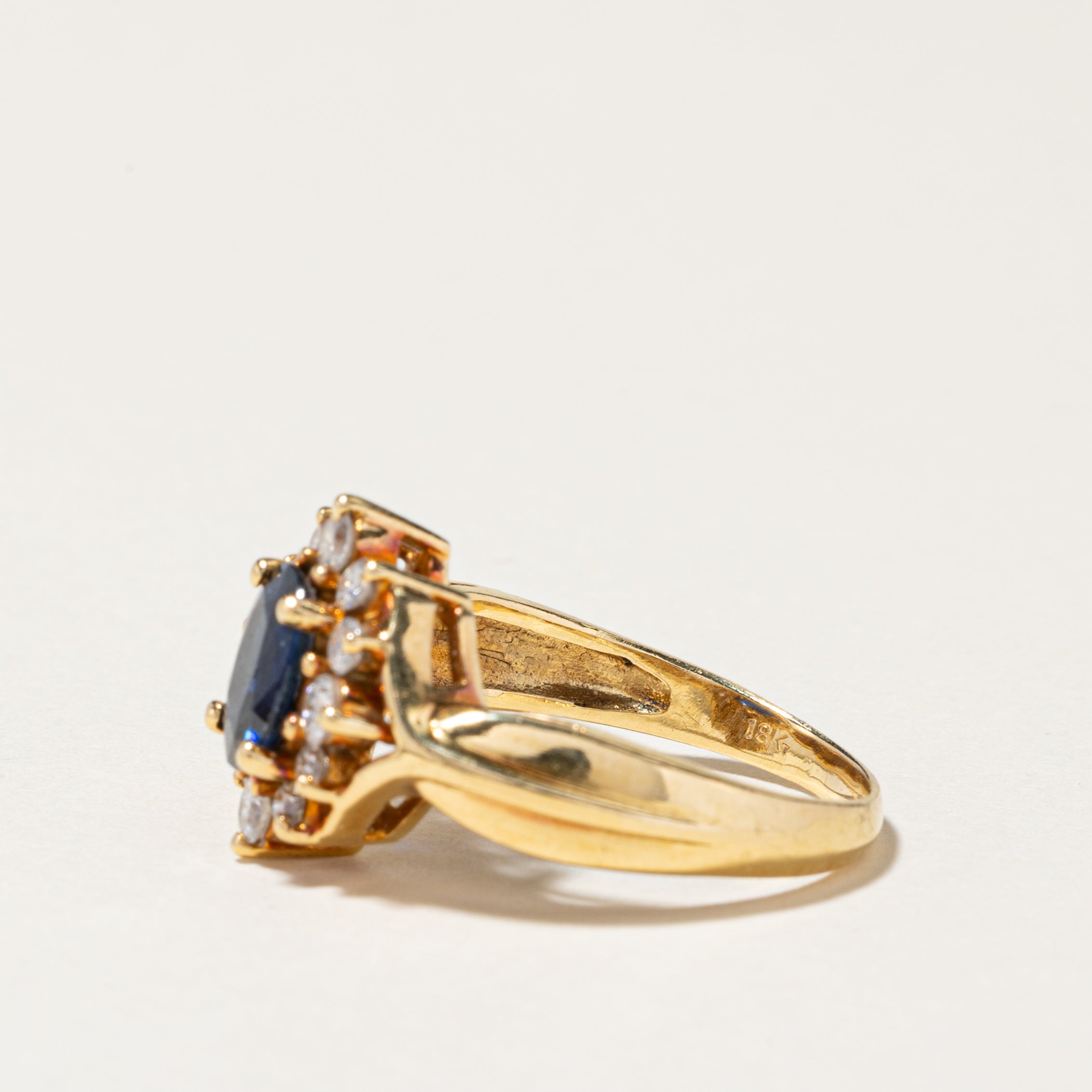 Bague halo en or jaune 18 carats sertie de saphirs et de diamants | 0,62 ct, 0,33 ct au total | Taille 5