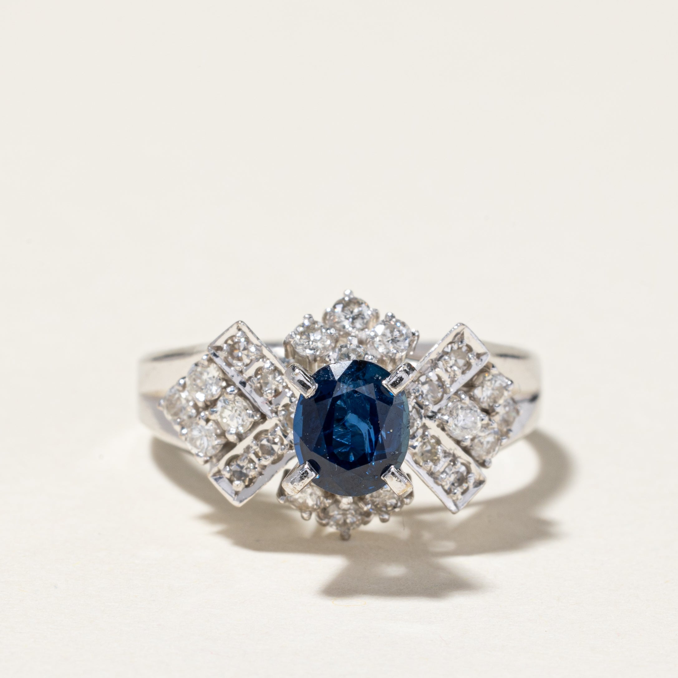 Bague cocktail en or blanc 14 carats, saphir et diamants | 0,92 ct, 0,57 ct au total | Taille 8,75