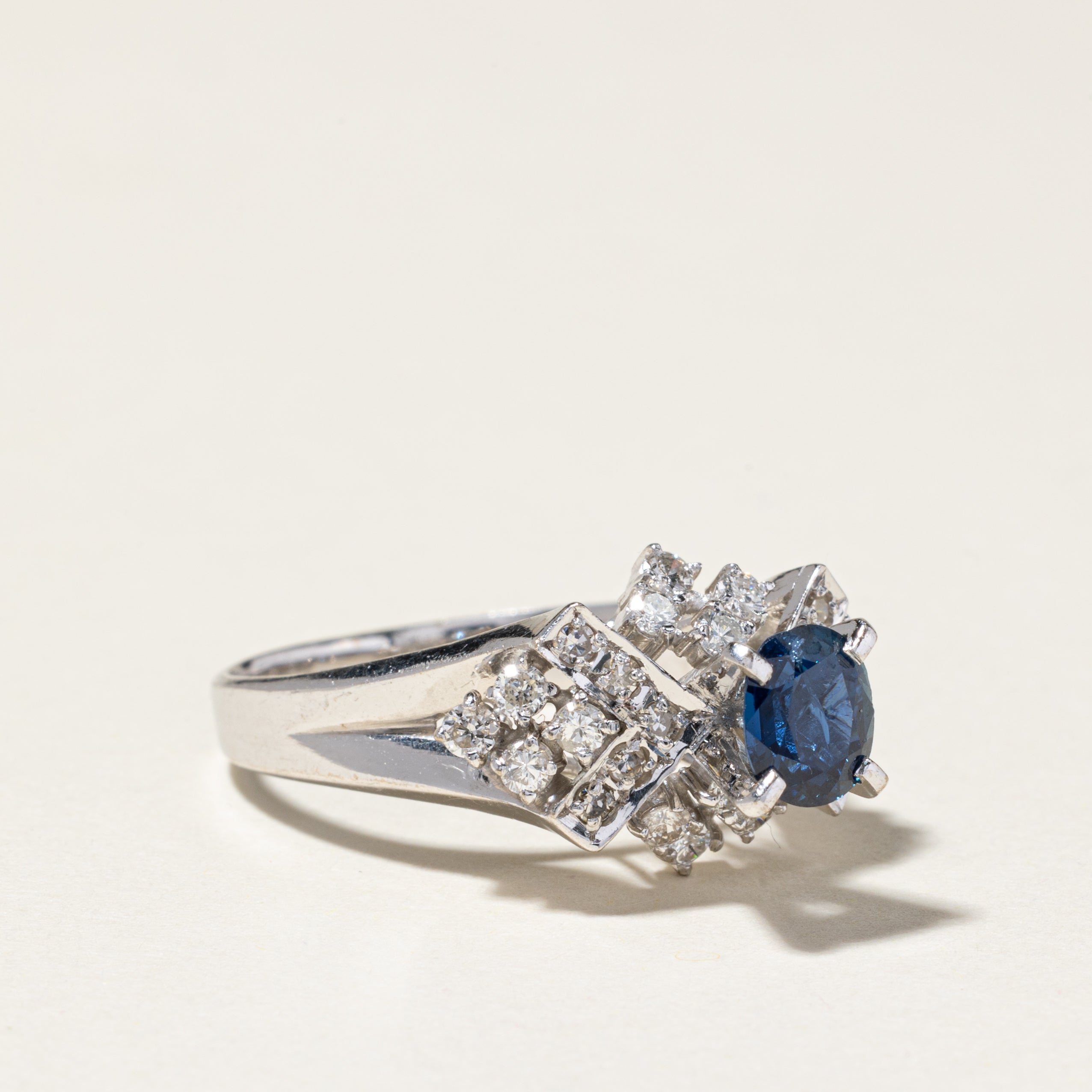 Bague cocktail en or blanc 14 carats, saphir et diamants | 0,92 ct, 0,57 ct au total | Taille 8,75