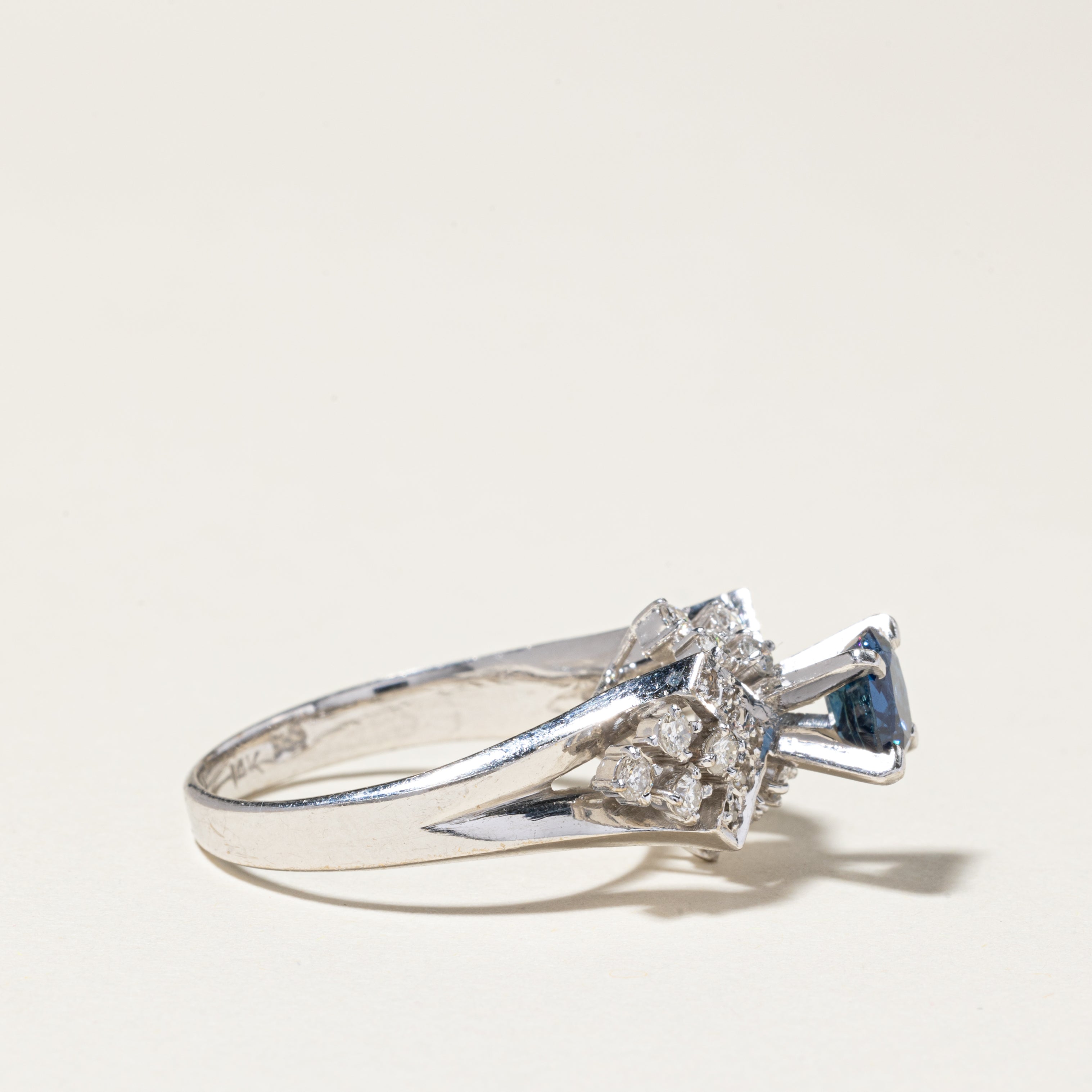 Bague cocktail en or blanc 14 carats, saphir et diamants | 0,92 ct, 0,57 ct au total | Taille 8,75