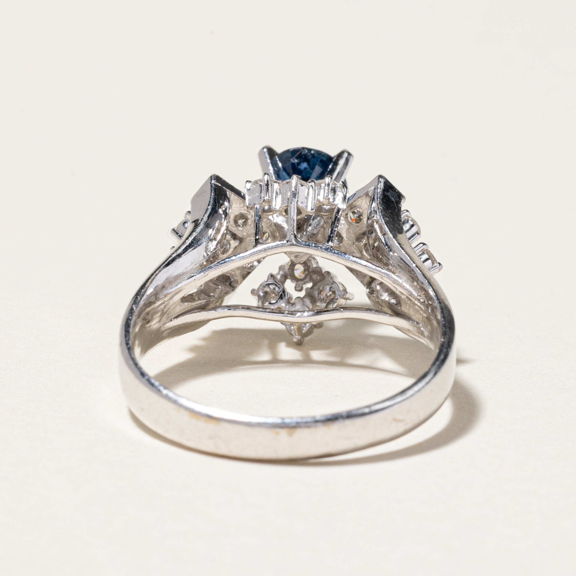 Bague cocktail en or blanc 14 carats, saphir et diamants | 0,92 ct, 0,57 ct au total | Taille 8,75
