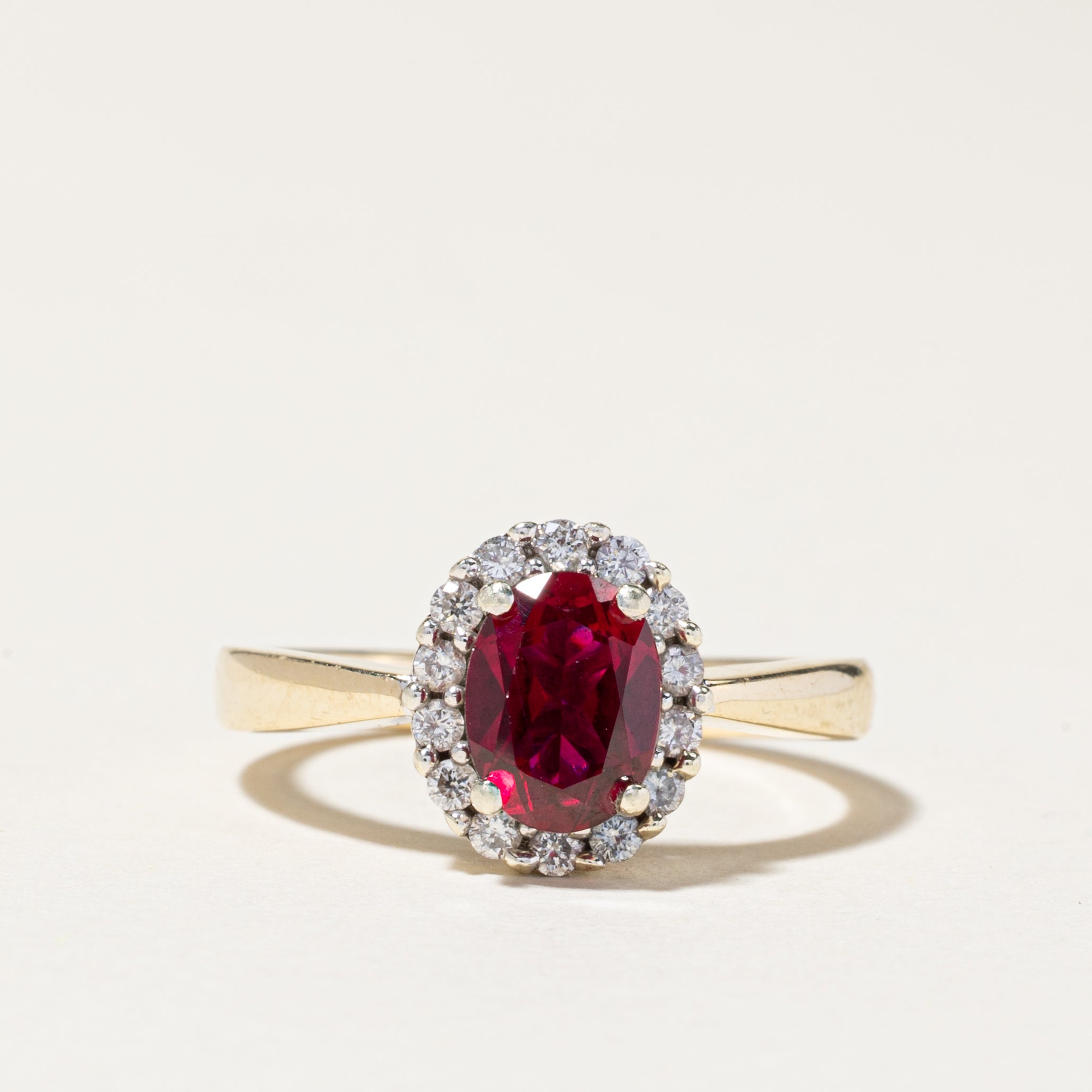 Bague halo en or 10 carats sertie de rubis synthétiques et de diamants | 1,50 ct, 0,22 ct au total | Taille 7,5