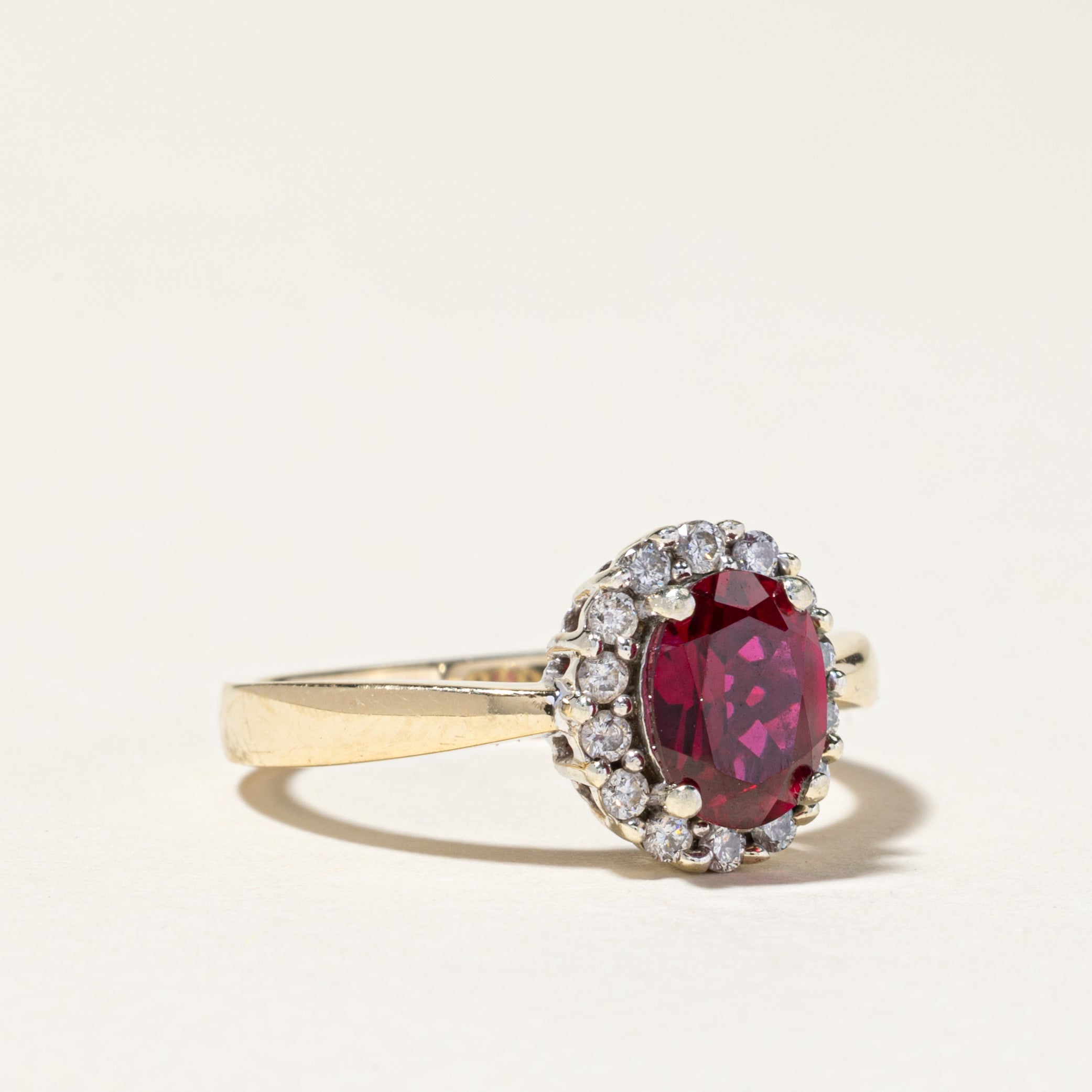 Bague halo en or 10 carats sertie de rubis synthétiques et de diamants | 1,50 ct, 0,22 ct au total | Taille 7,5