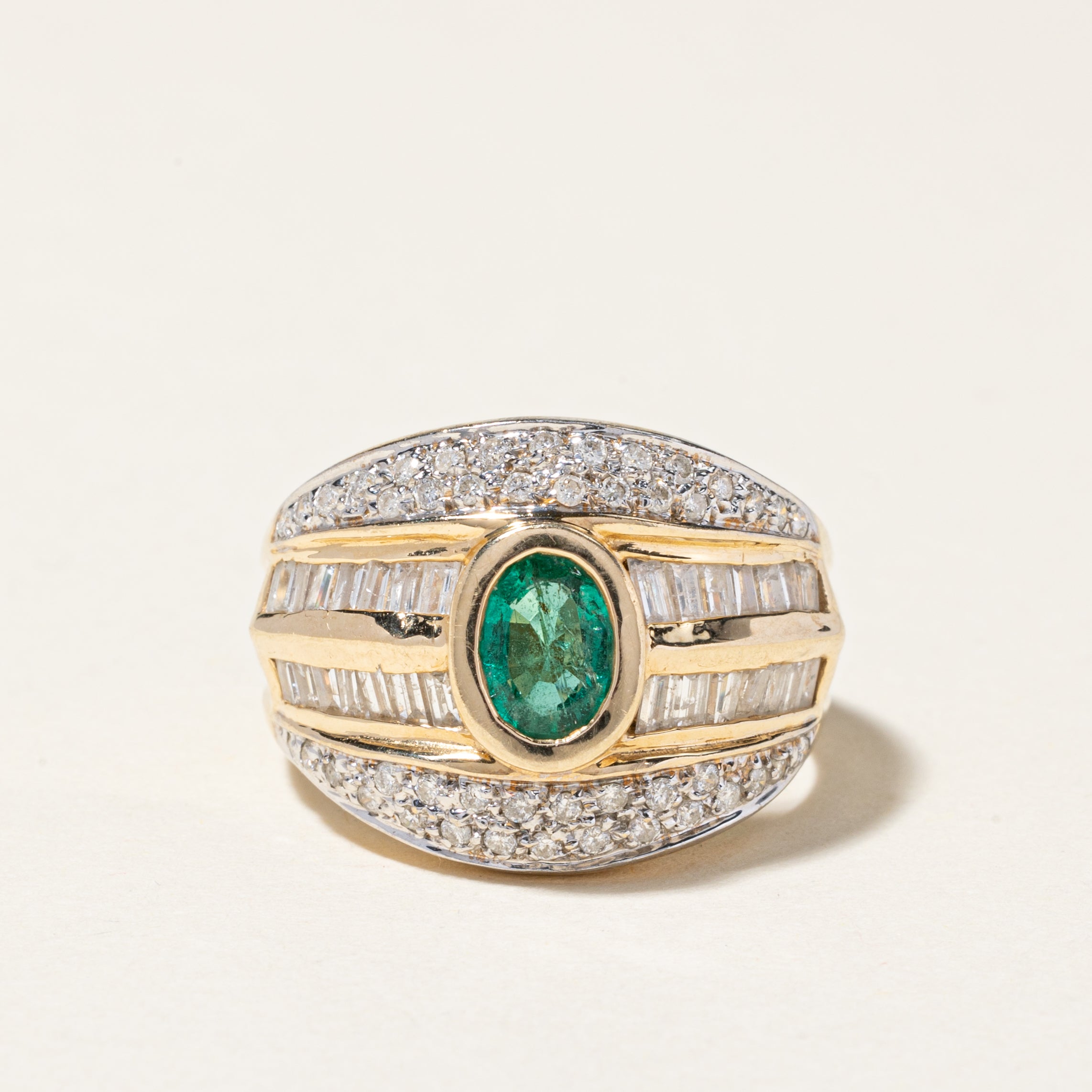 Bague cocktail en or jaune 14 carats, émeraude et diamants | 0,64 ct, 1,07 ct au total | Taille 7,75