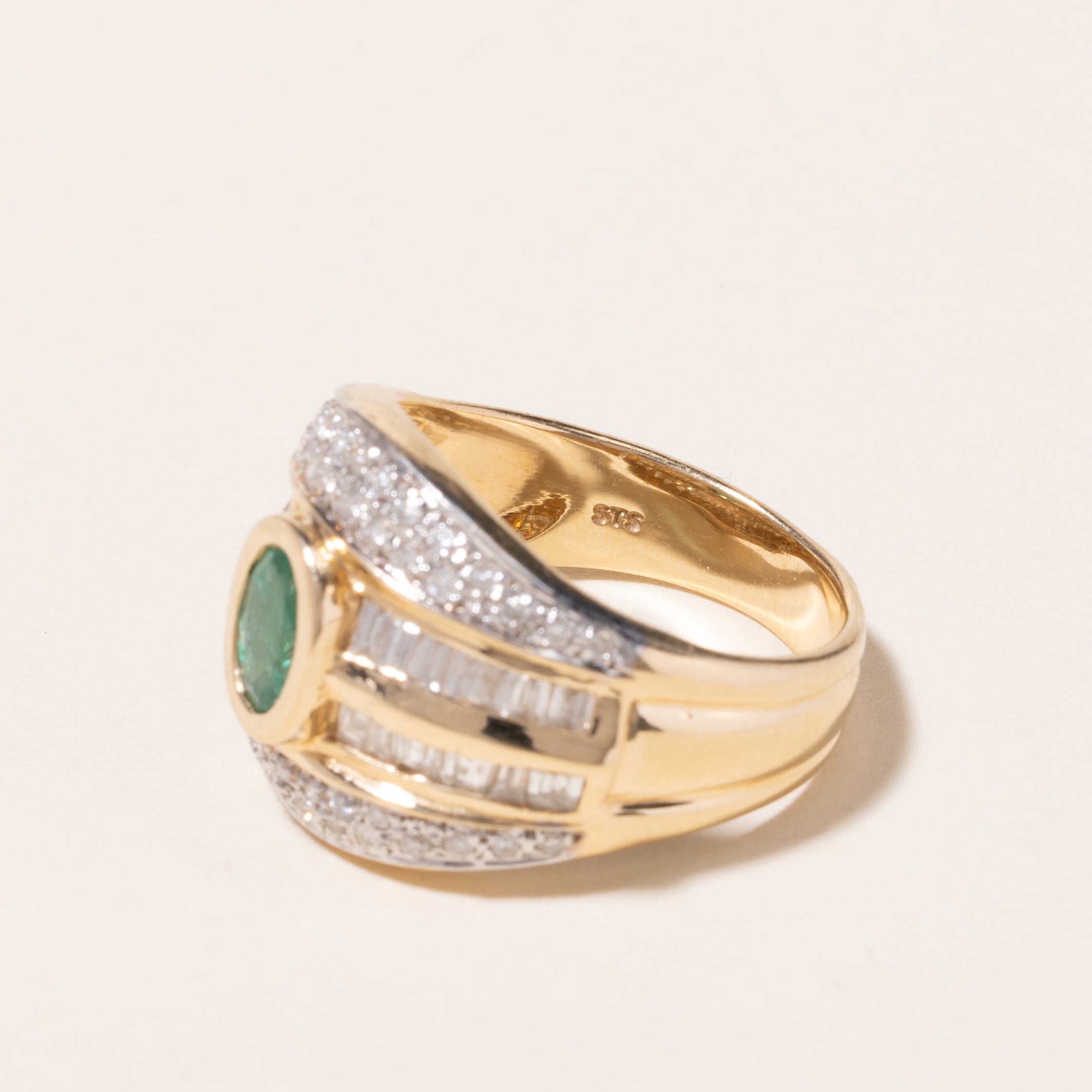 Bague cocktail en or jaune 14 carats, émeraude et diamants | 0,64 ct, 1,07 ct au total | Taille 7,75