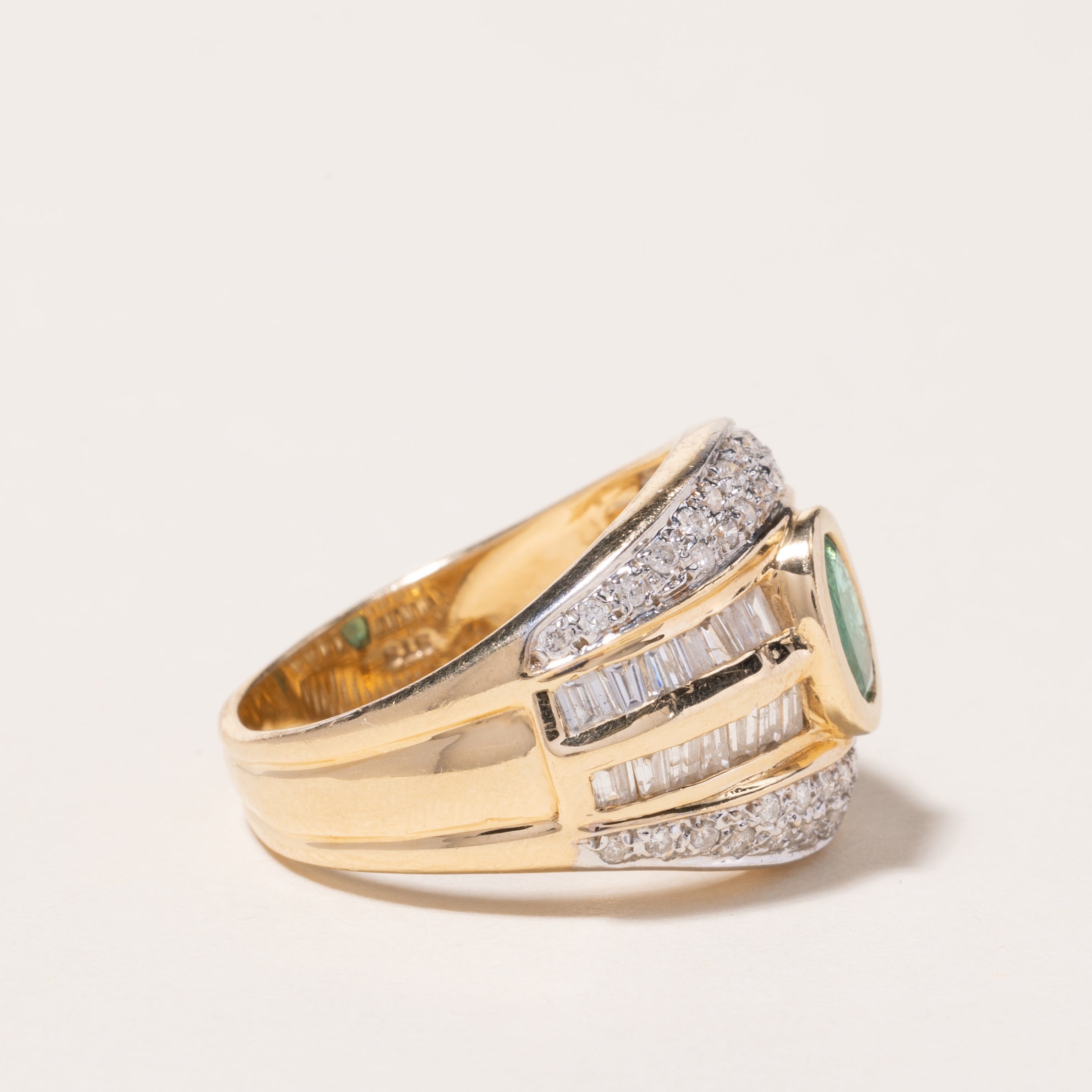 Bague cocktail en or jaune 14 carats, émeraude et diamants | 0,64 ct, 1,07 ct au total | Taille 7,75