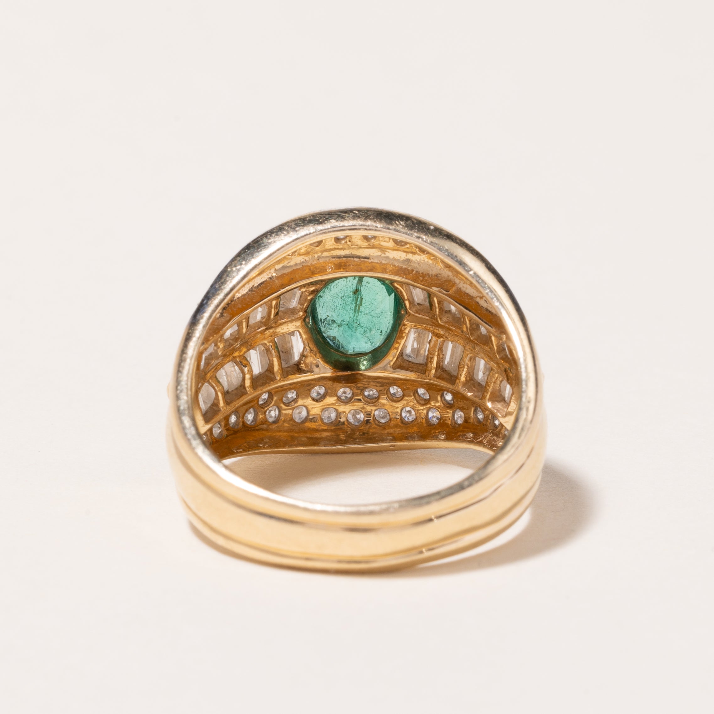 Bague cocktail en or jaune 14 carats, émeraude et diamants | 0,64 ct, 1,07 ct au total | Taille 7,75