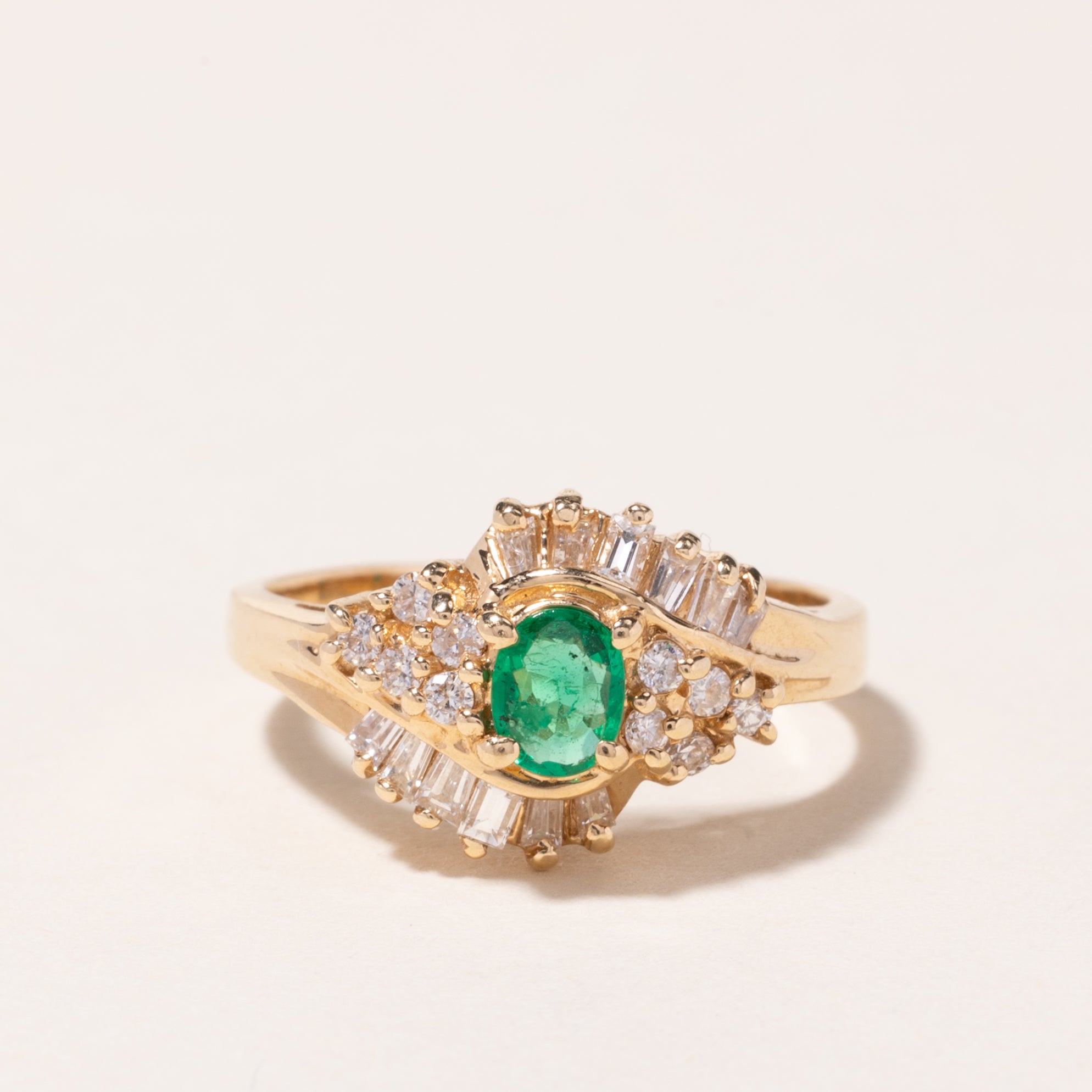 Bague cocktail en or jaune 14 carats, émeraude et diamants | 0,16 ct, 0,54 ct au total | Taille 6,5