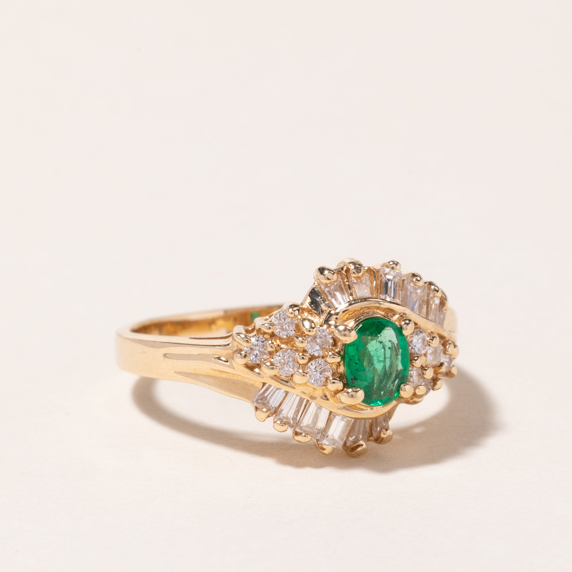 Bague cocktail en or jaune 14 carats, émeraude et diamants | 0,16 ct, 0,54 ct au total | Taille 6,5