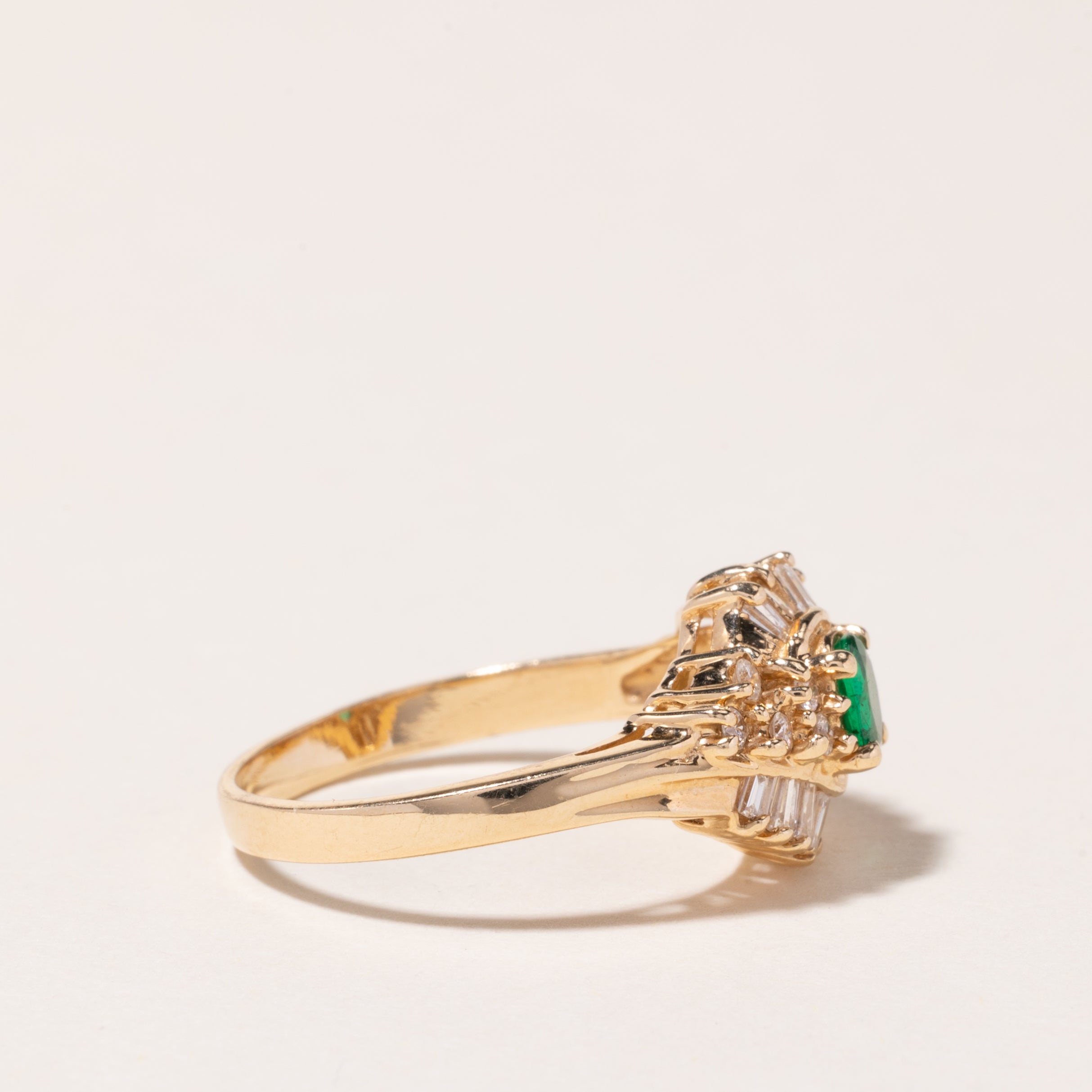 Bague cocktail en or jaune 14 carats, émeraude et diamants | 0,16 ct, 0,54 ct au total | Taille 6,5