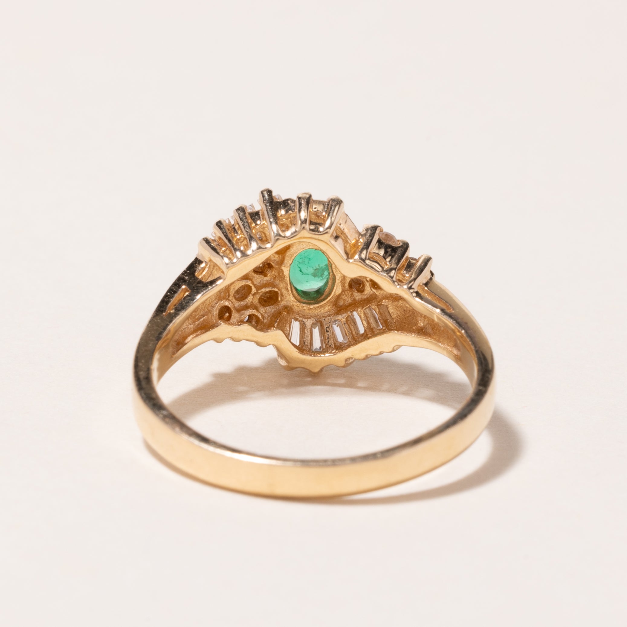 Bague cocktail en or jaune 14 carats, émeraude et diamants | 0,16 ct, 0,54 ct au total | Taille 6,5