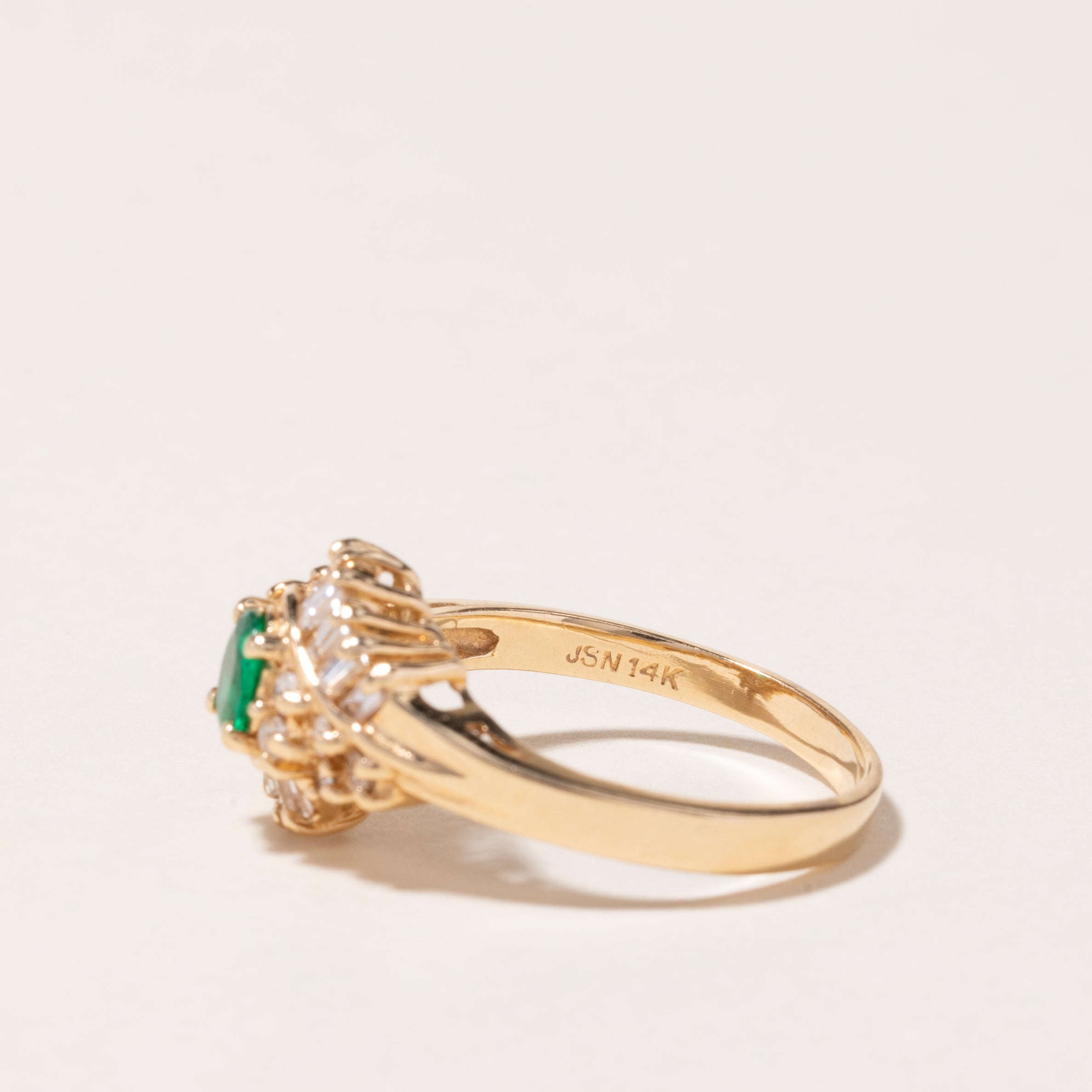 Bague cocktail en or jaune 14 carats, émeraude et diamants | 0,16 ct, 0,54 ct au total | Taille 6,5