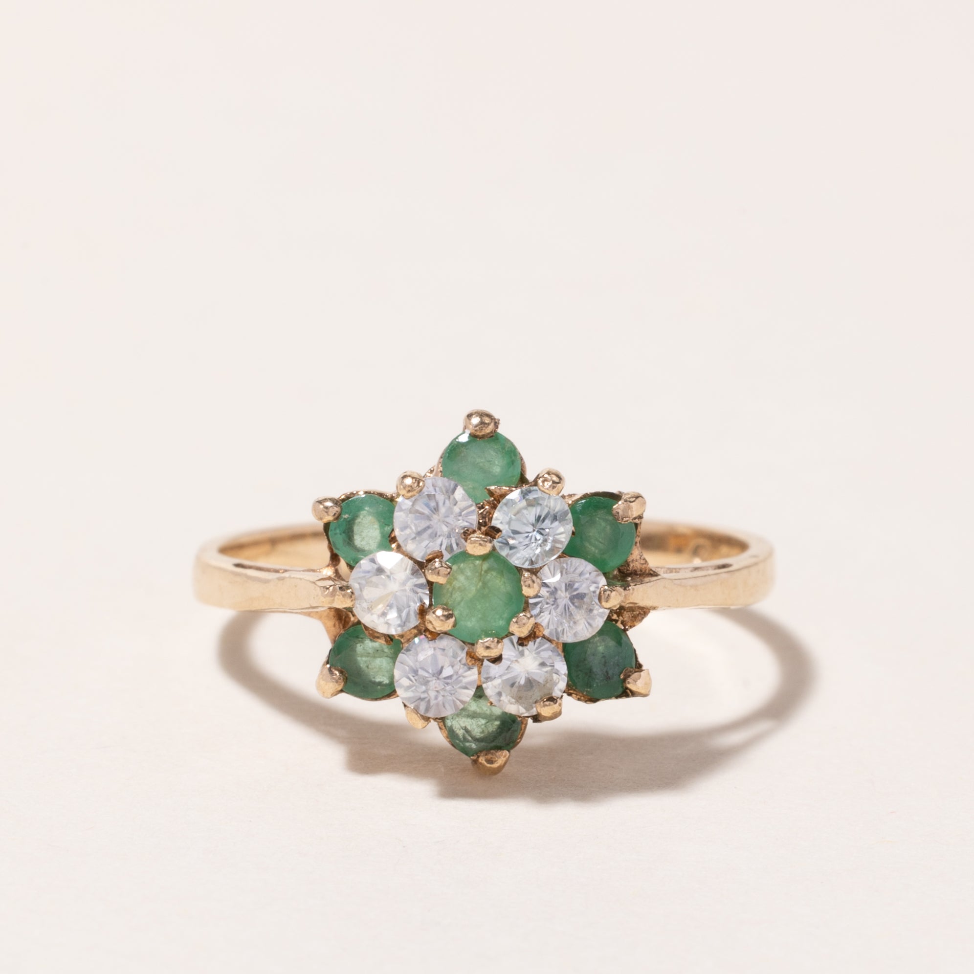 Bague Londres 1977 en émeraudes et topazes blanches | 0,40 ct, 0,60 ct | Taille 8,25