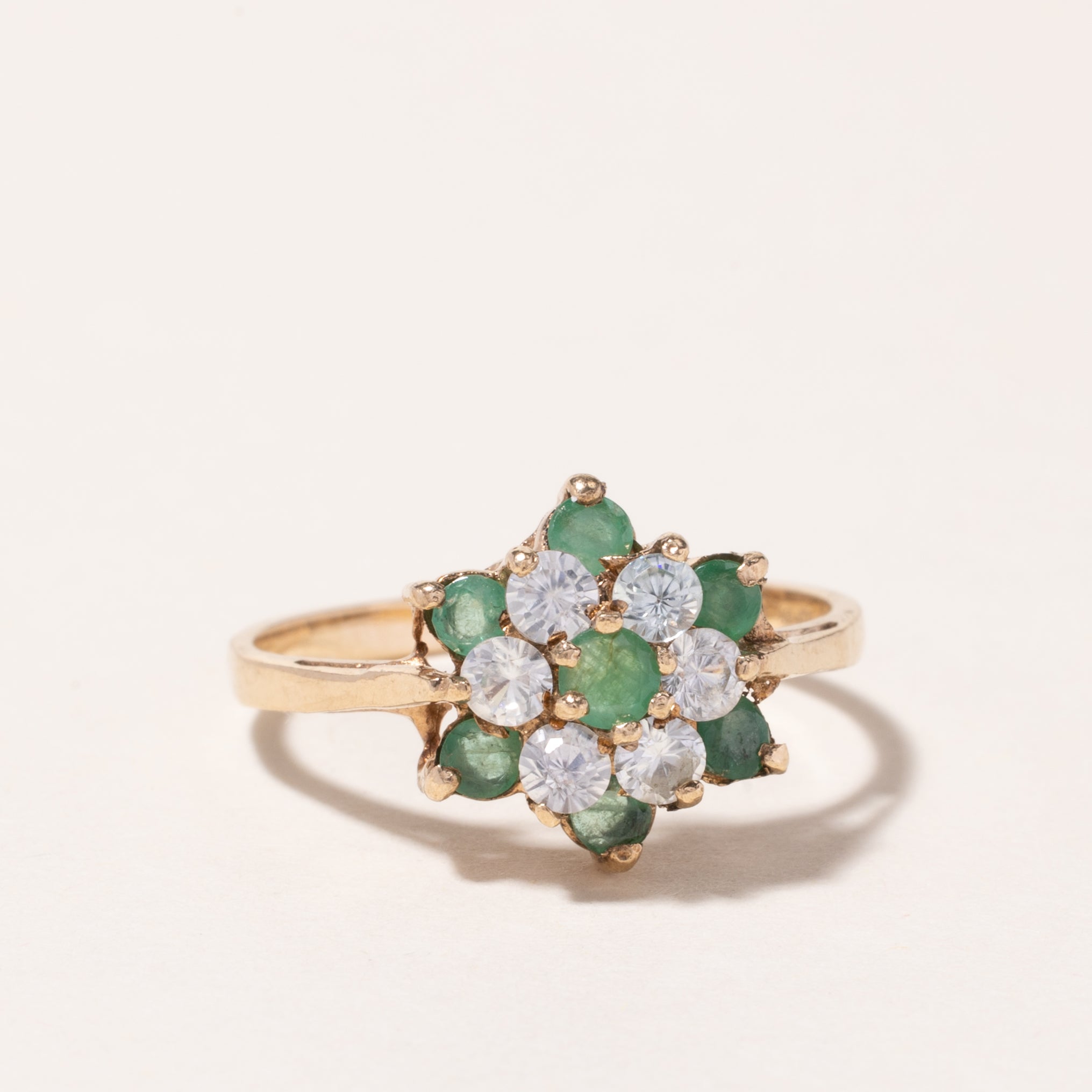 Bague Londres 1977 en émeraudes et topazes blanches | 0,40 ct, 0,60 ct | Taille 8,25