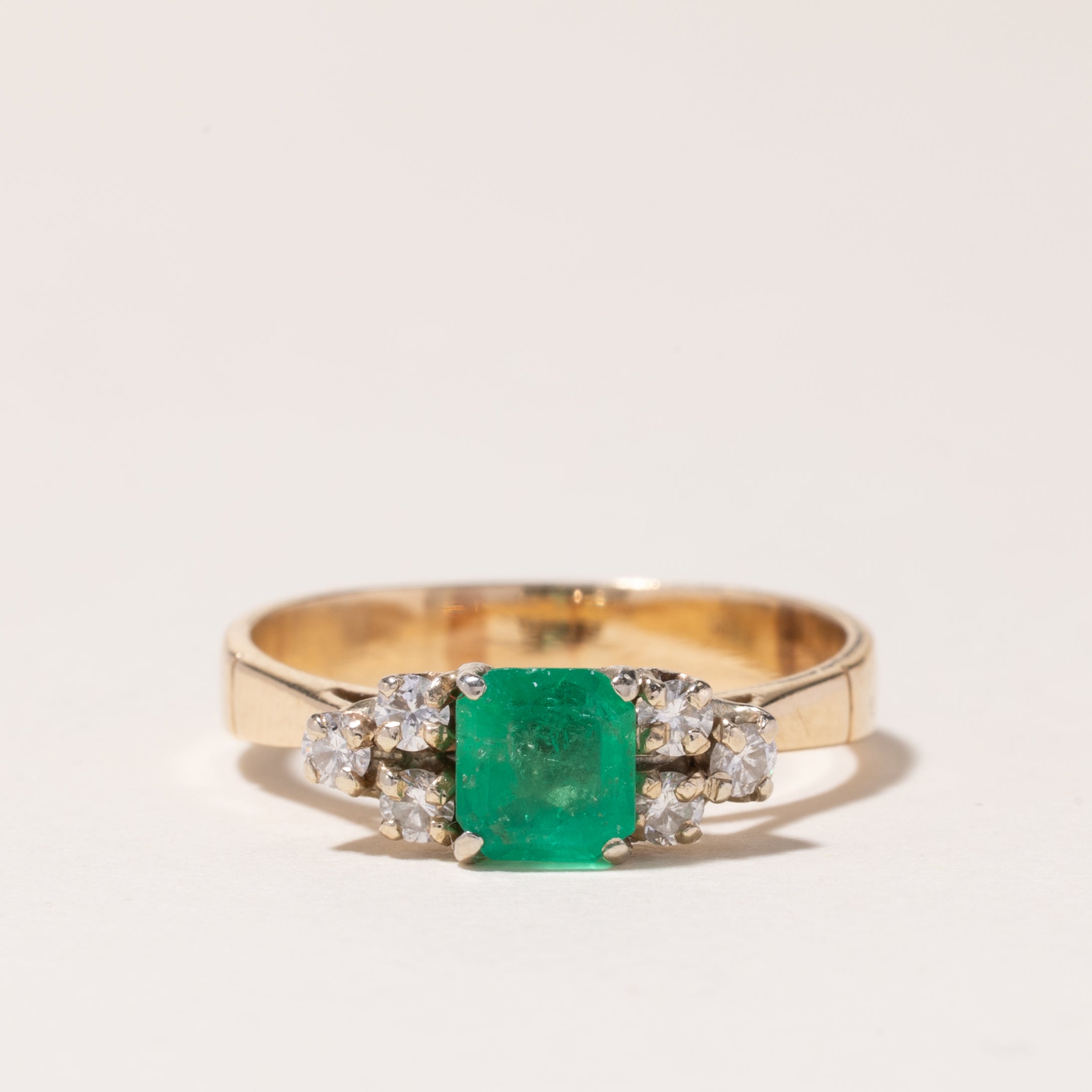 Bague en or 14 carats ornée d'émeraudes et de diamants | 0,60 ct, 0,24 ct au total | Taille 8