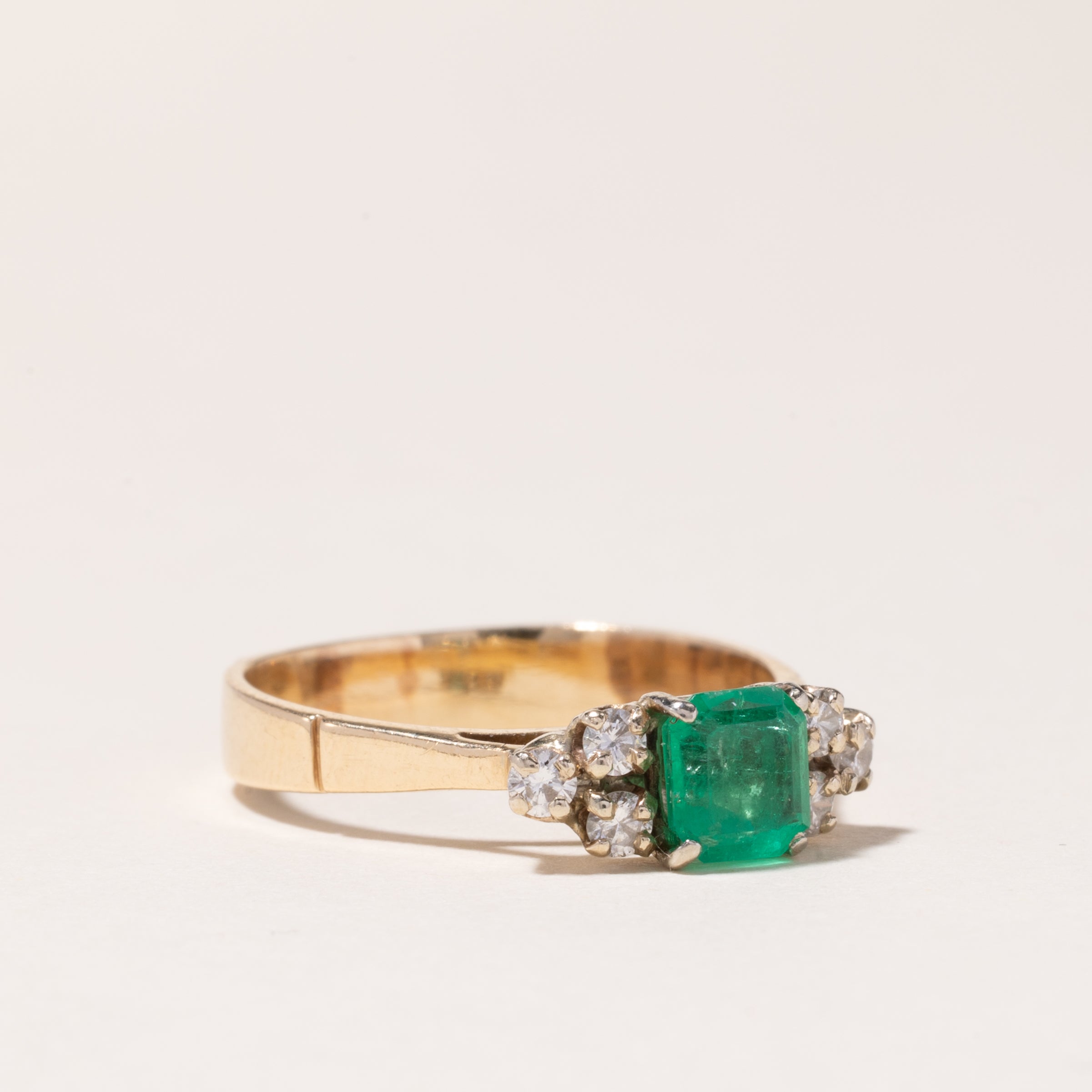 Bague en or 14 carats ornée d'émeraudes et de diamants | 0,60 ct, 0,24 ct au total | Taille 8