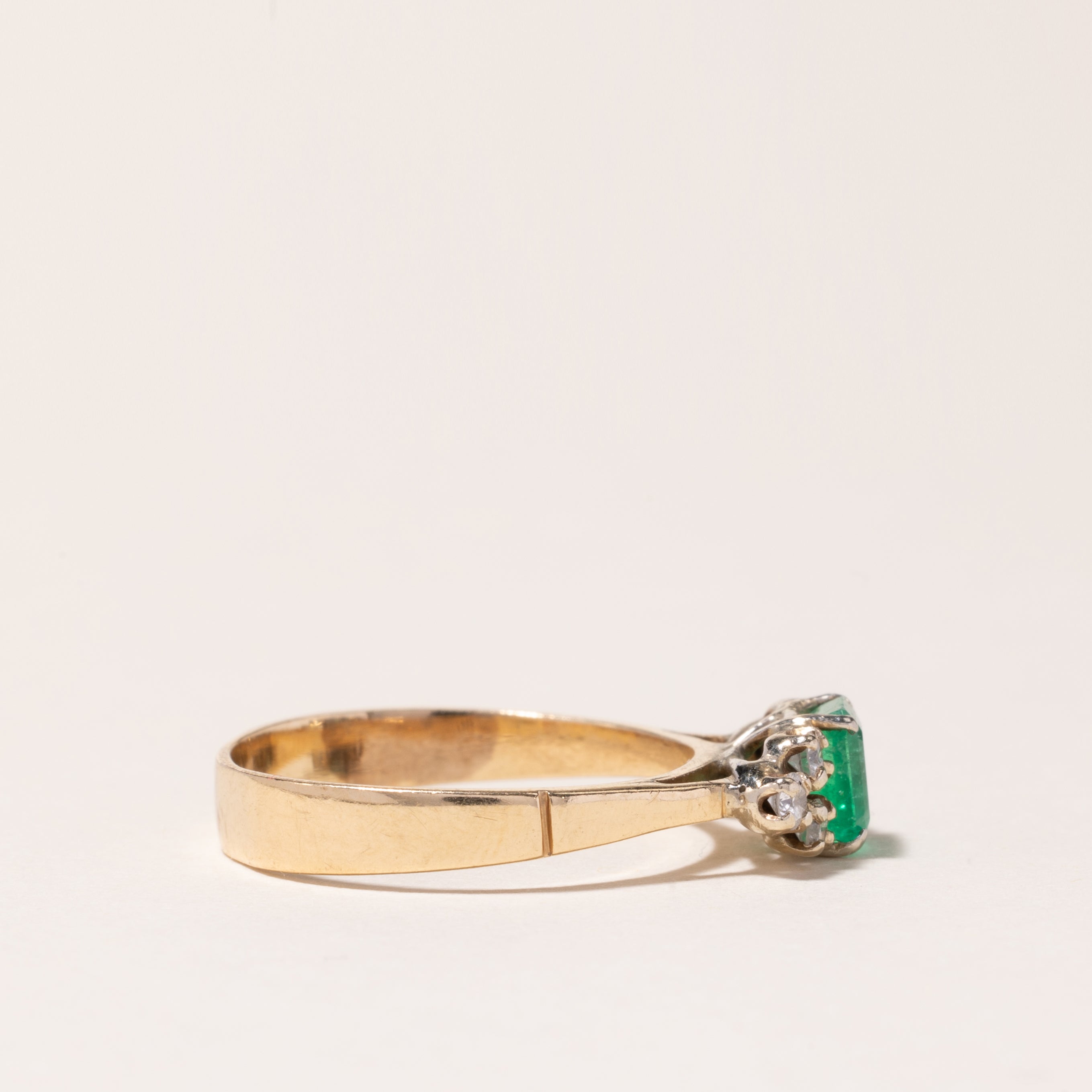 Bague en or 14 carats ornée d'émeraudes et de diamants | 0,60 ct, 0,24 ct au total | Taille 8