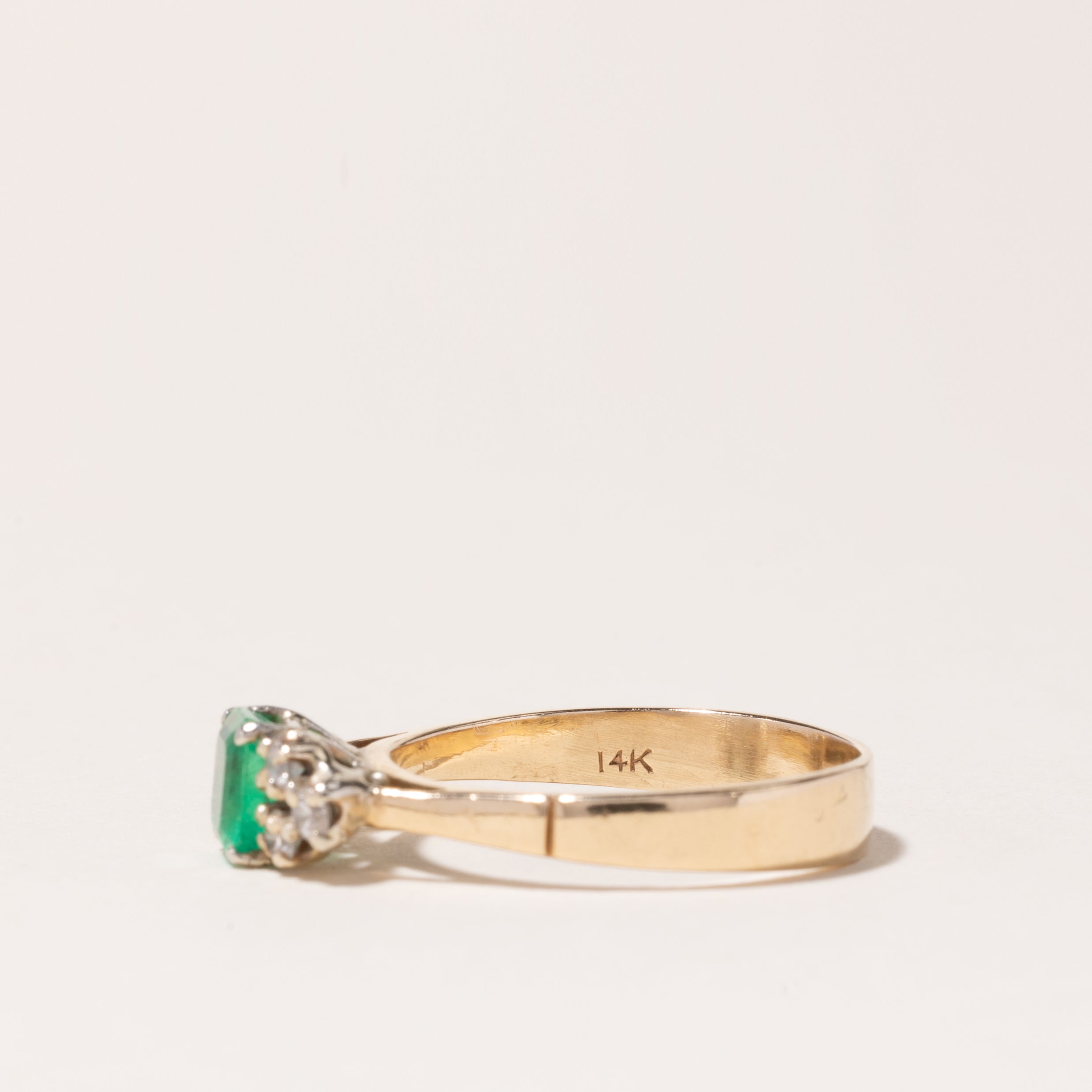 Bague en or 14 carats ornée d'émeraudes et de diamants | 0,60 ct, 0,24 ct au total | Taille 8