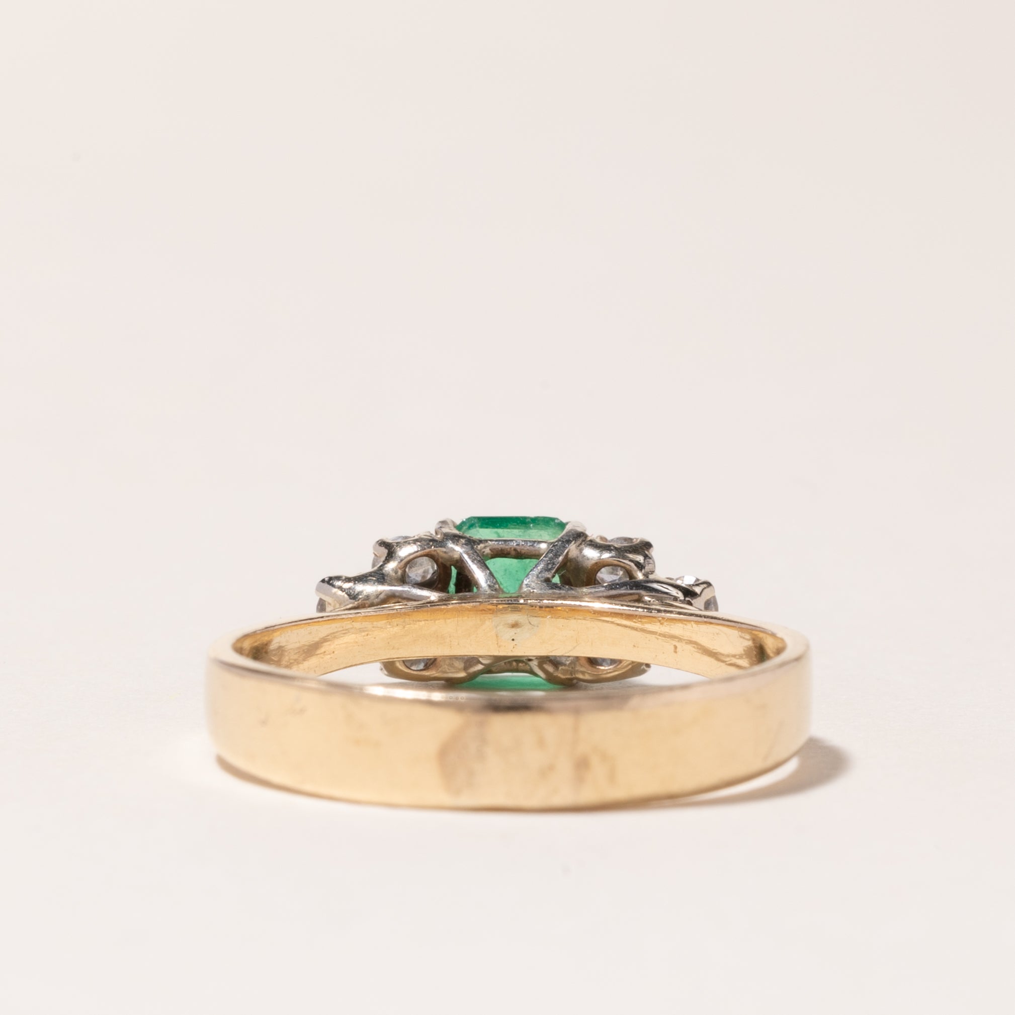 Bague en or 14 carats ornée d'émeraudes et de diamants | 0,60 ct, 0,24 ct au total | Taille 8