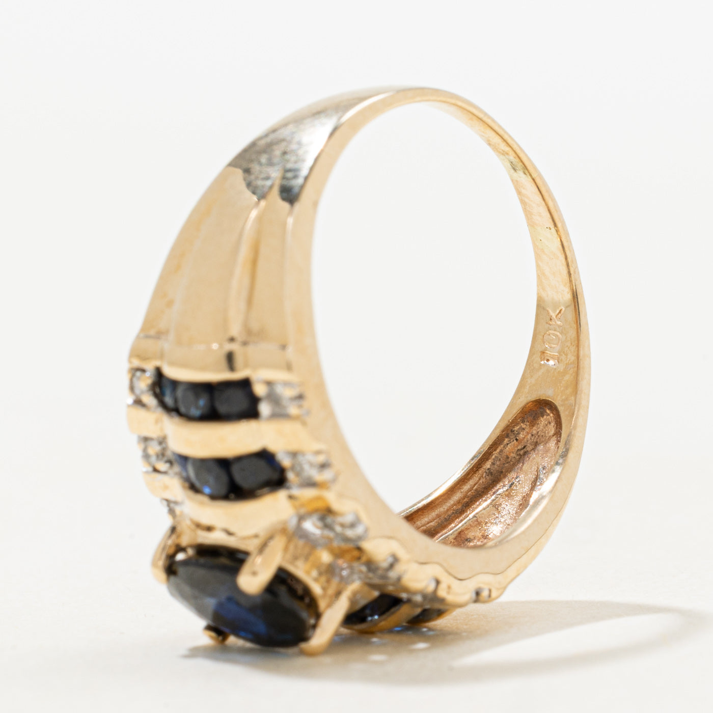 Bague cocktail colonne en or 10 carats, saphir ovale et diamants | 1,26 ct au total, 0,04 ct au total | Taille 7,25