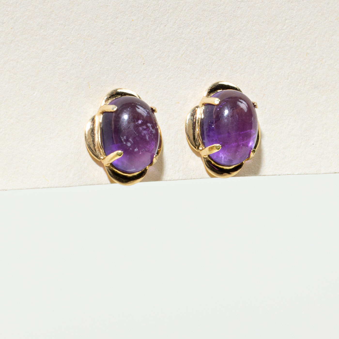 Boucles d'oreilles puces en or 14 carats, cabochon ovale en améthyste | 4,00 ct