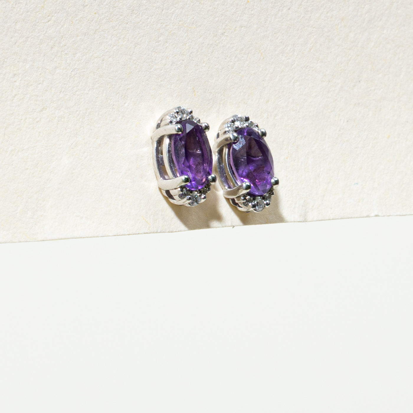 Boucles d'oreilles puces en or 10 carats ornées d'améthystes et de diamants | 0,60 ct au total, 0,04 ct au total