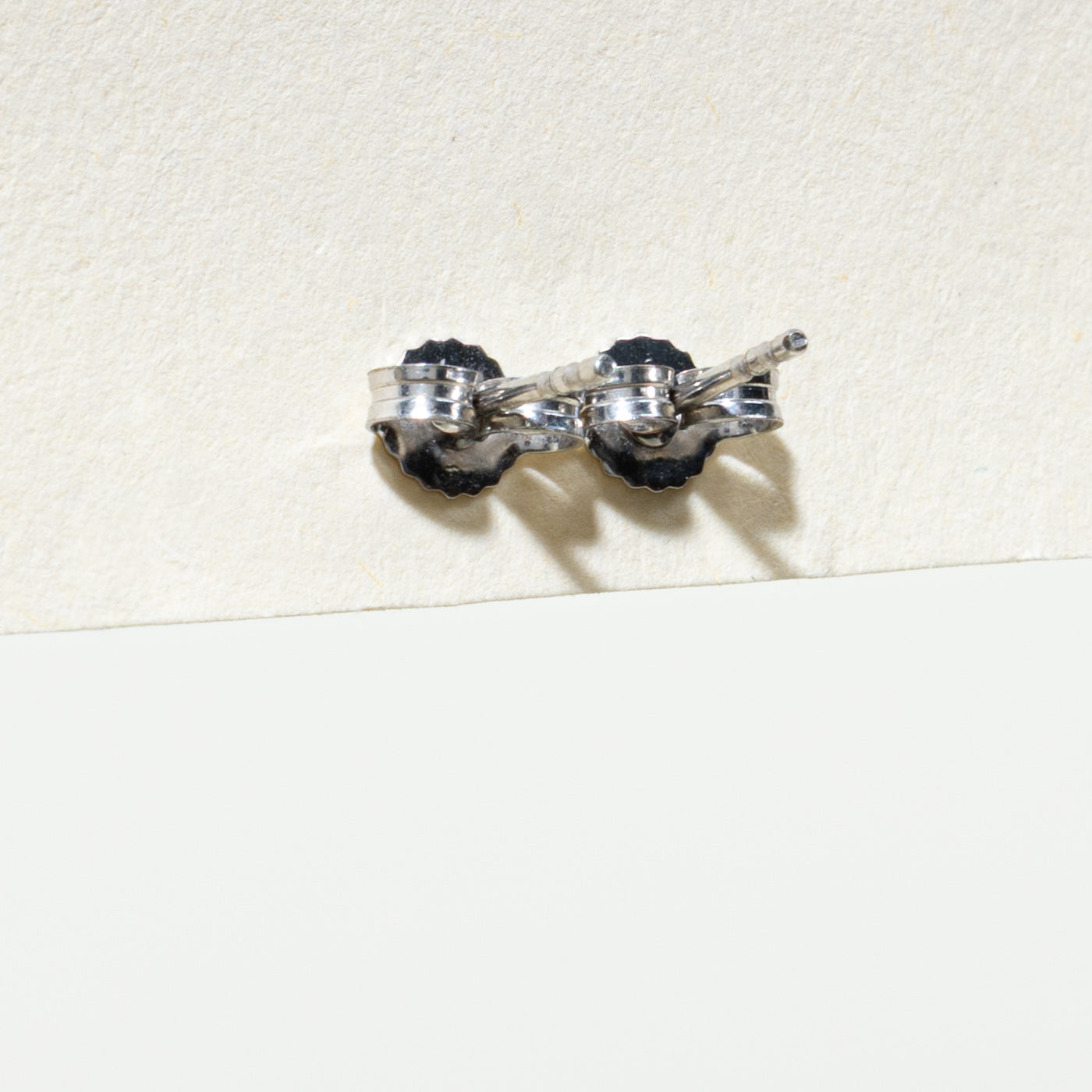 Boucles d'oreilles puces en or 10 carats ornées d'améthystes et de diamants | 0,60 ct au total, 0,04 ct au total