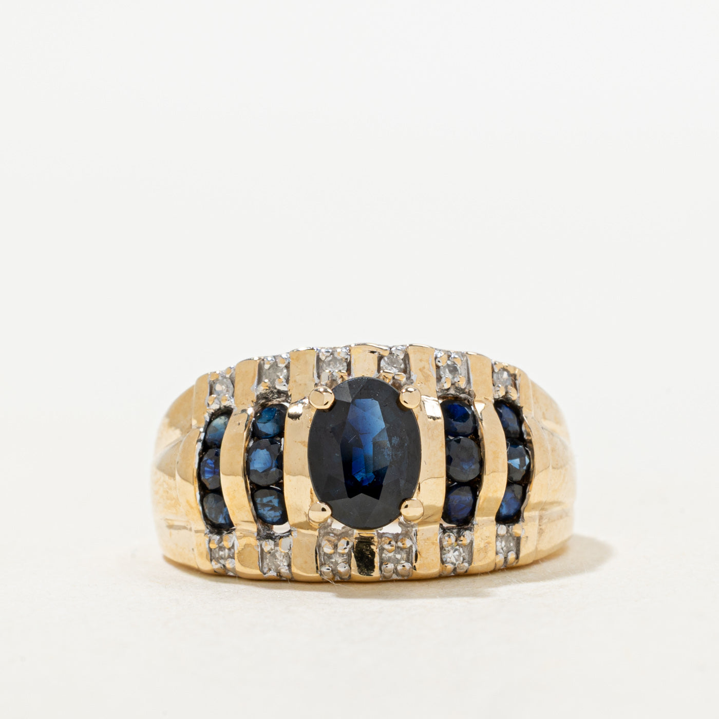 Bague cocktail colonne en or 10 carats, saphir ovale et diamants | 1,26 ct au total, 0,04 ct au total | Taille 7,25