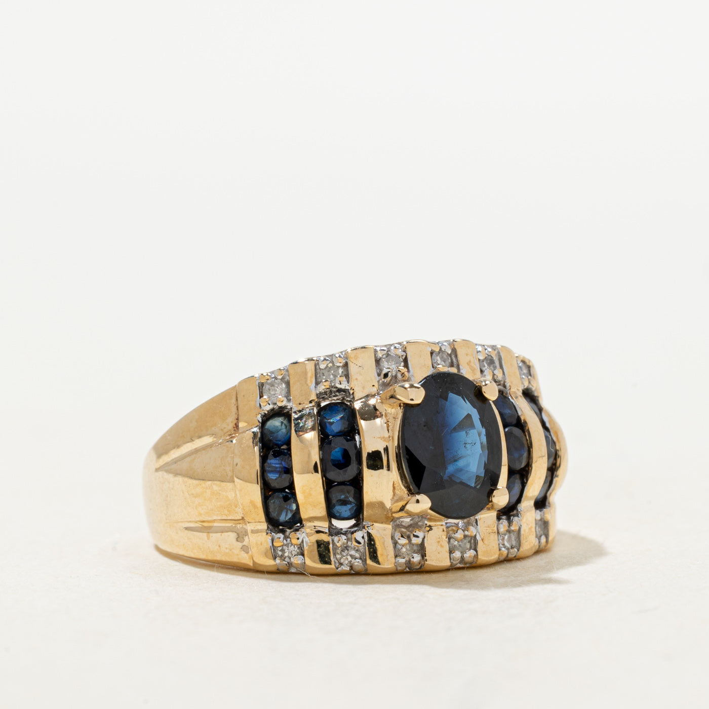 Bague cocktail colonne en or 10 carats, saphir ovale et diamants | 1,26 ct au total, 0,04 ct au total | Taille 7,25