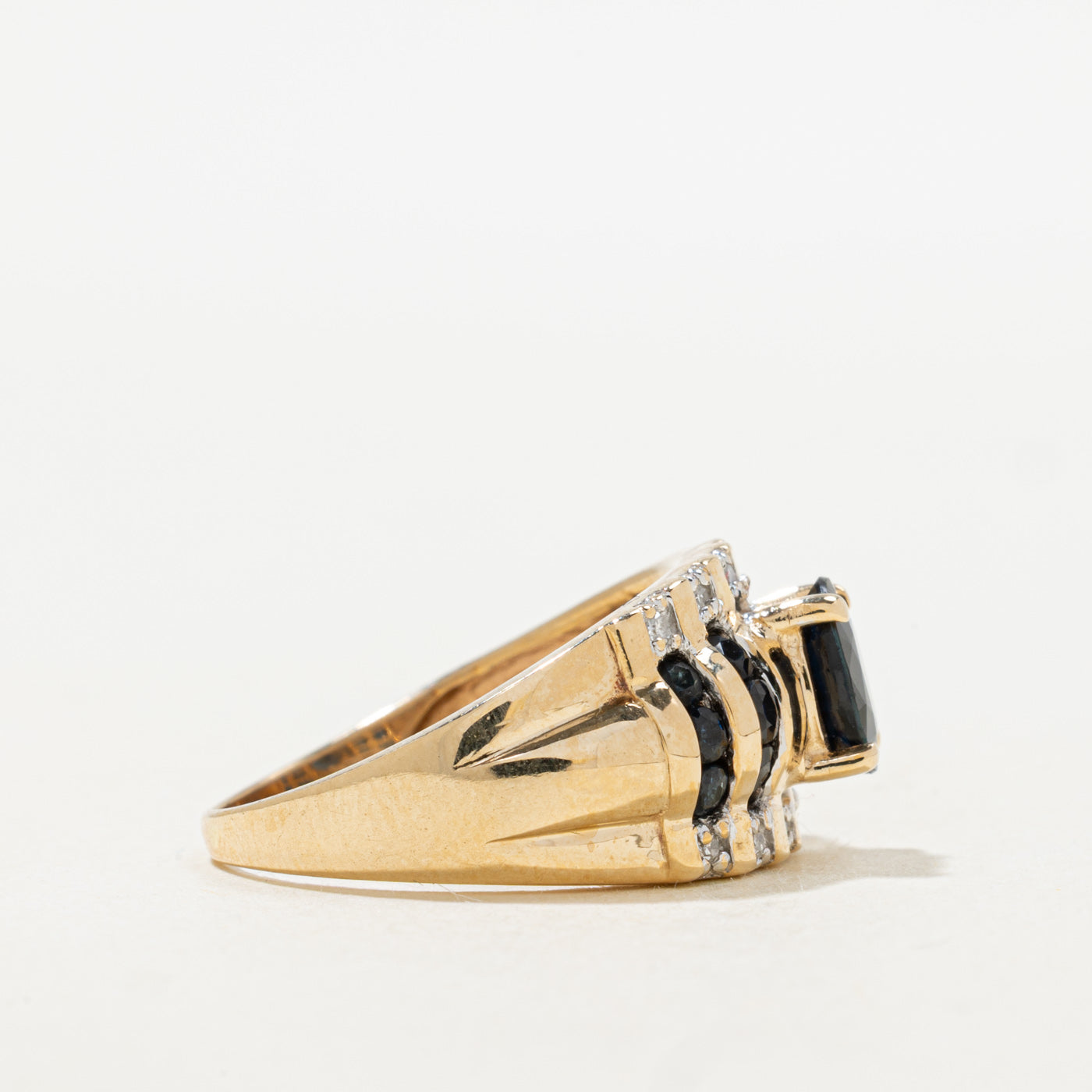 Bague cocktail colonne en or 10 carats, saphir ovale et diamants | 1,26 ct au total, 0,04 ct au total | Taille 7,25