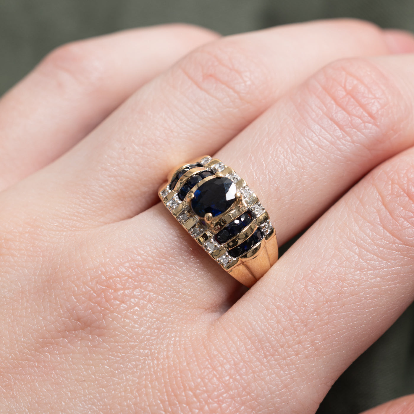 Bague cocktail colonne en or 10 carats, saphir ovale et diamants | 1,26 ct au total, 0,04 ct au total | Taille 7,25