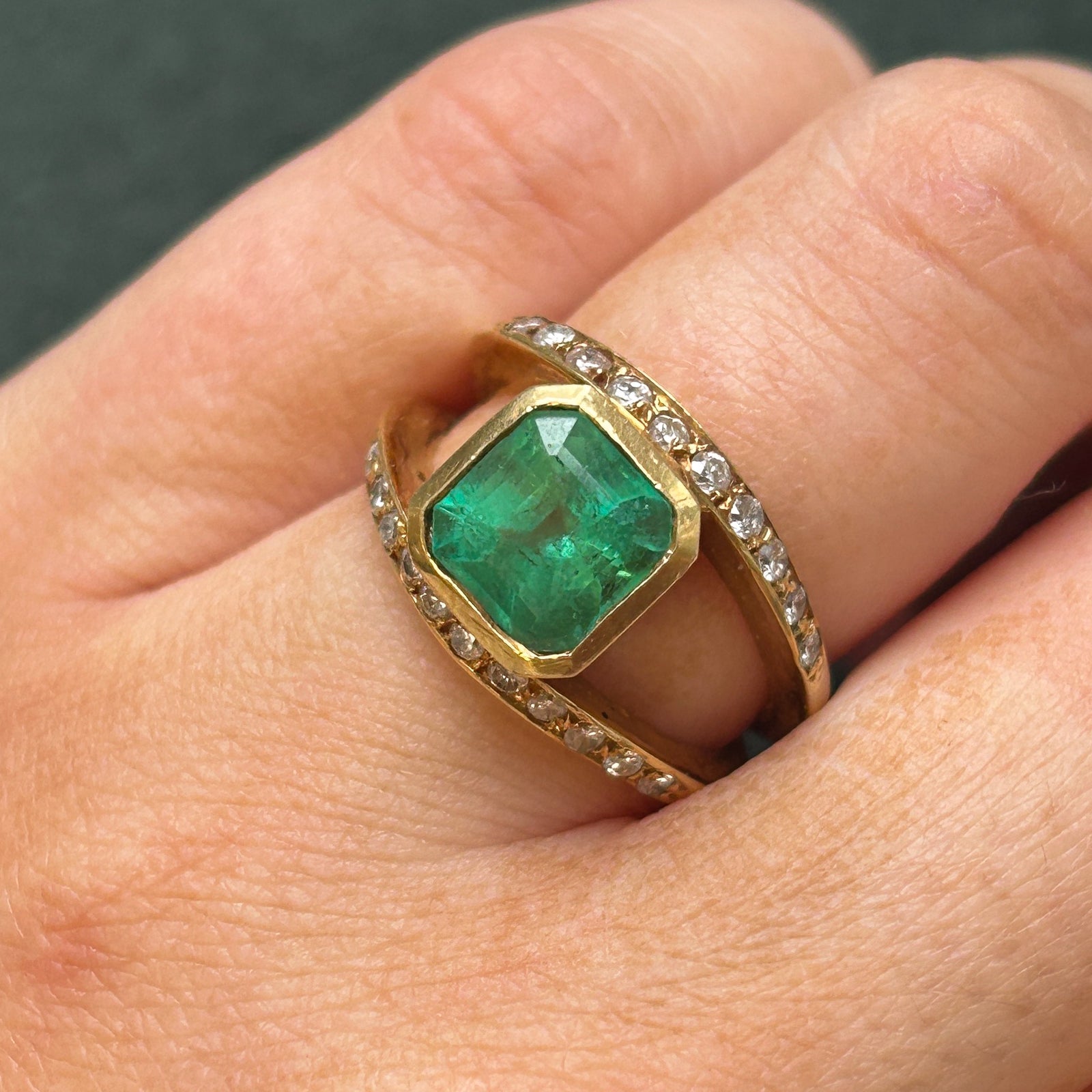 Bague en or jaune 18 carats avec émeraude et diamants | 2,75 ct, 0,53 ct au total | Taille 6,25 |