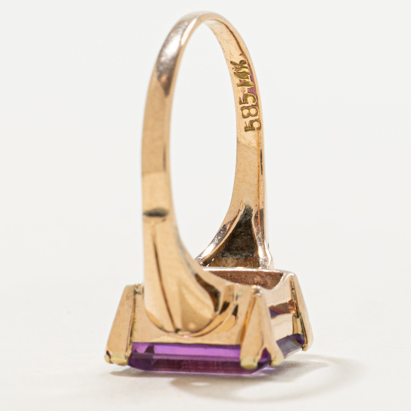 14K Ring with Synthetic Colour Changing Sapphire
