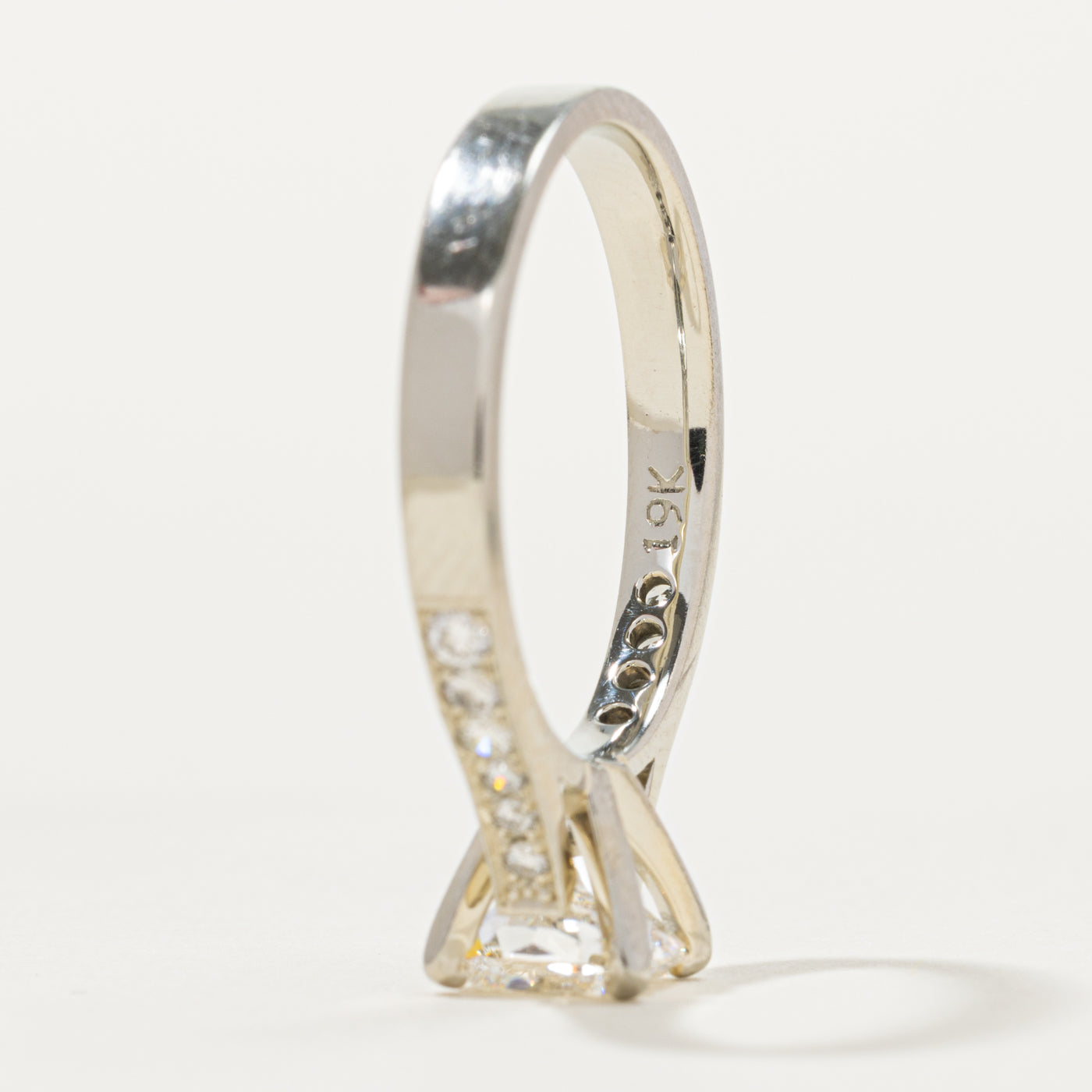 Bague en or blanc 19 carats (801-738) sertie de diamants | 0,18 ct | Taille 7,5