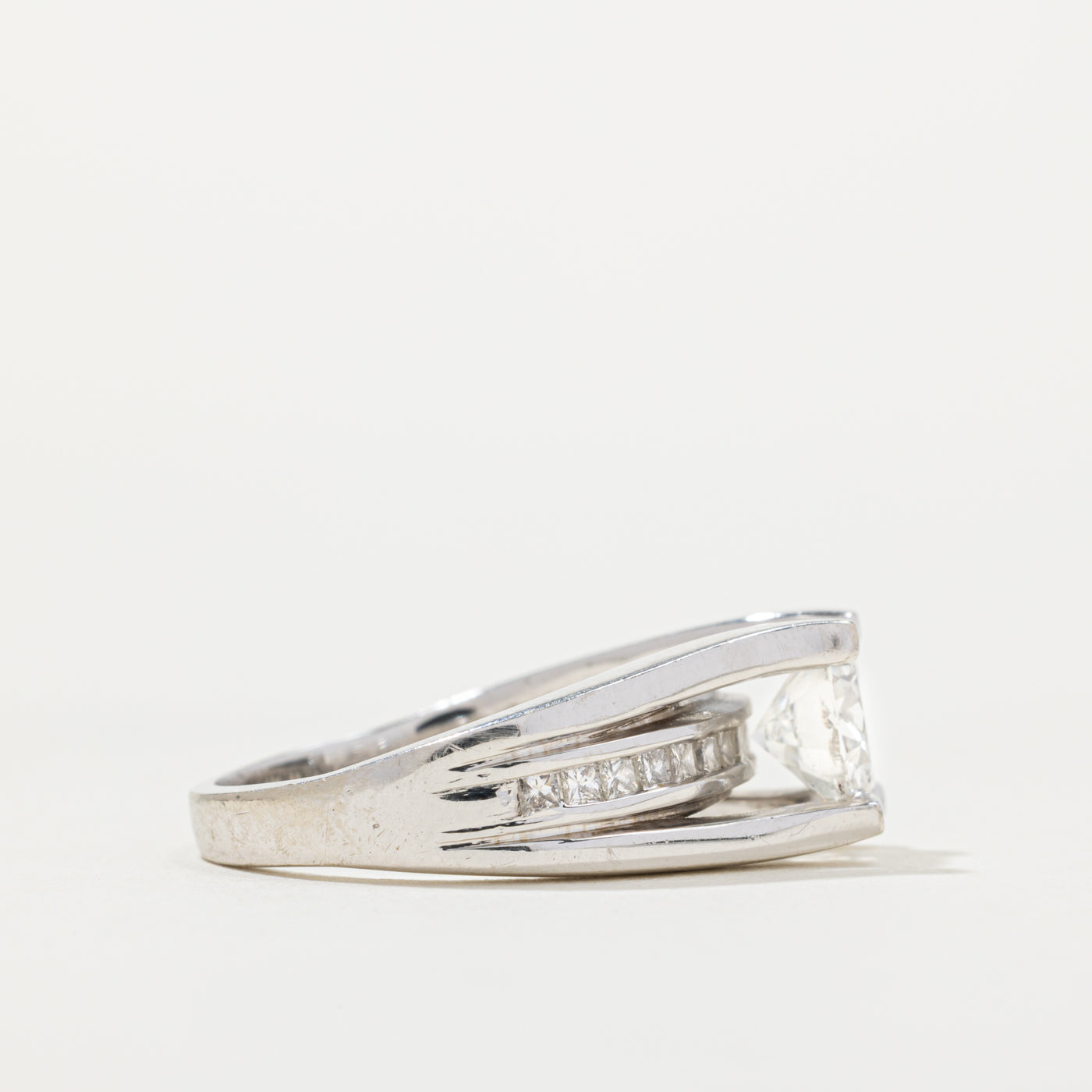 Bague en or blanc 14 carats (801-755) sertie de diamants (0,50 ct au total), taille 5,75