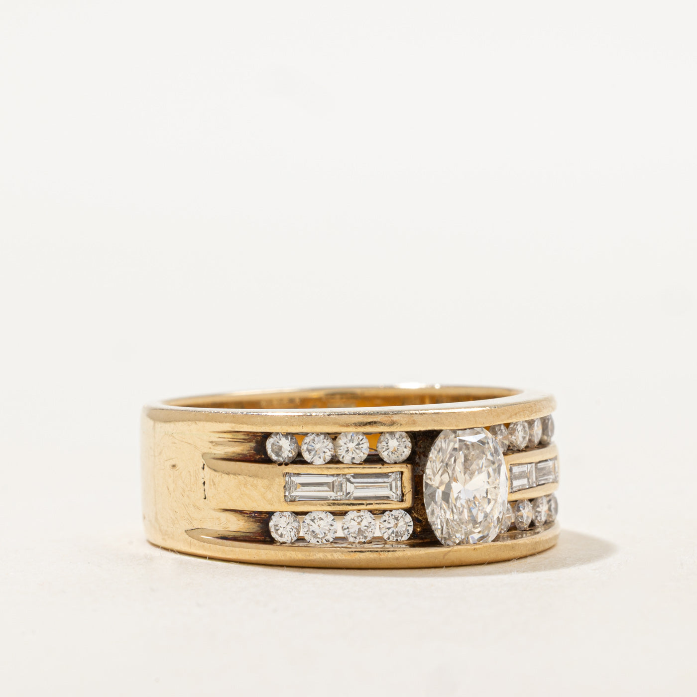 Bague de fiançailles massive ornée d'un diamant ovale | 0,93 carat SI1 J, 0,64 ct au total | Taille 11,75