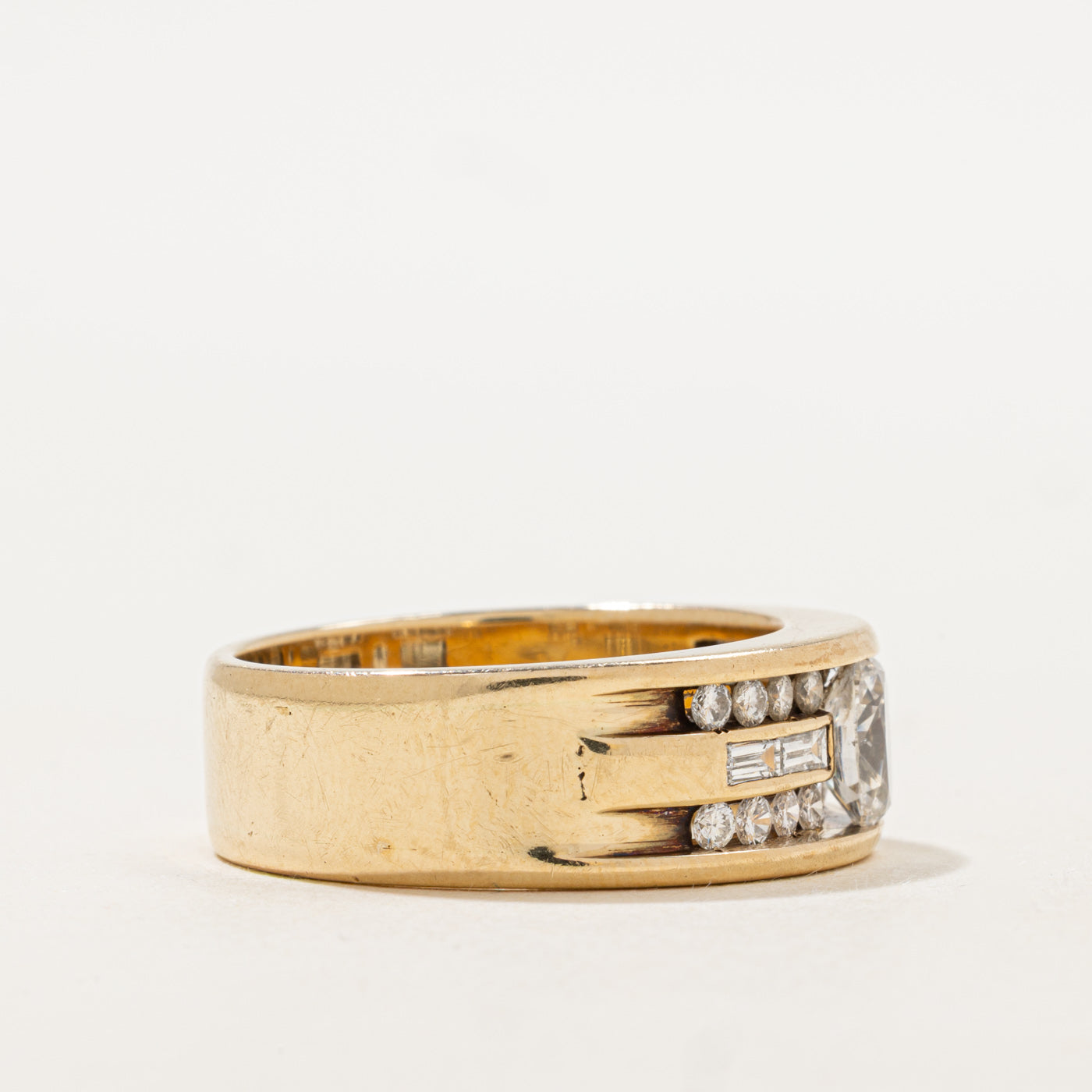 Bague de fiançailles massive ornée d'un diamant ovale | 0,93 carat SI1 J, 0,64 ct au total | Taille 11,75